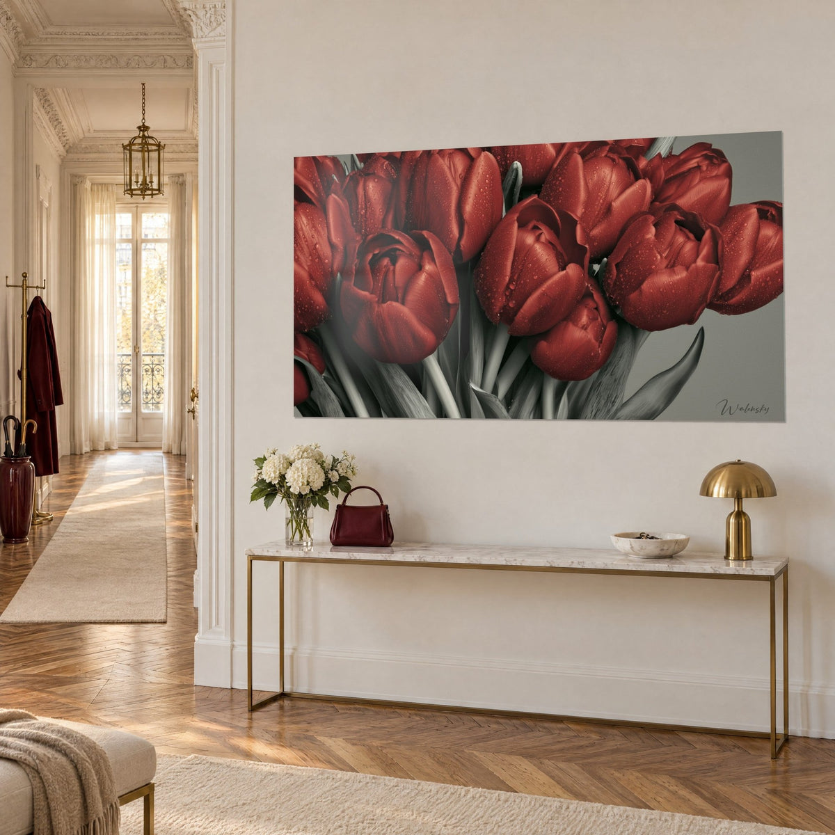 Tableau bouquet de fleurs vermillon aux feuilles grises givrées de rosée, vue de trois-quarts, console dorée, salon haussmannien