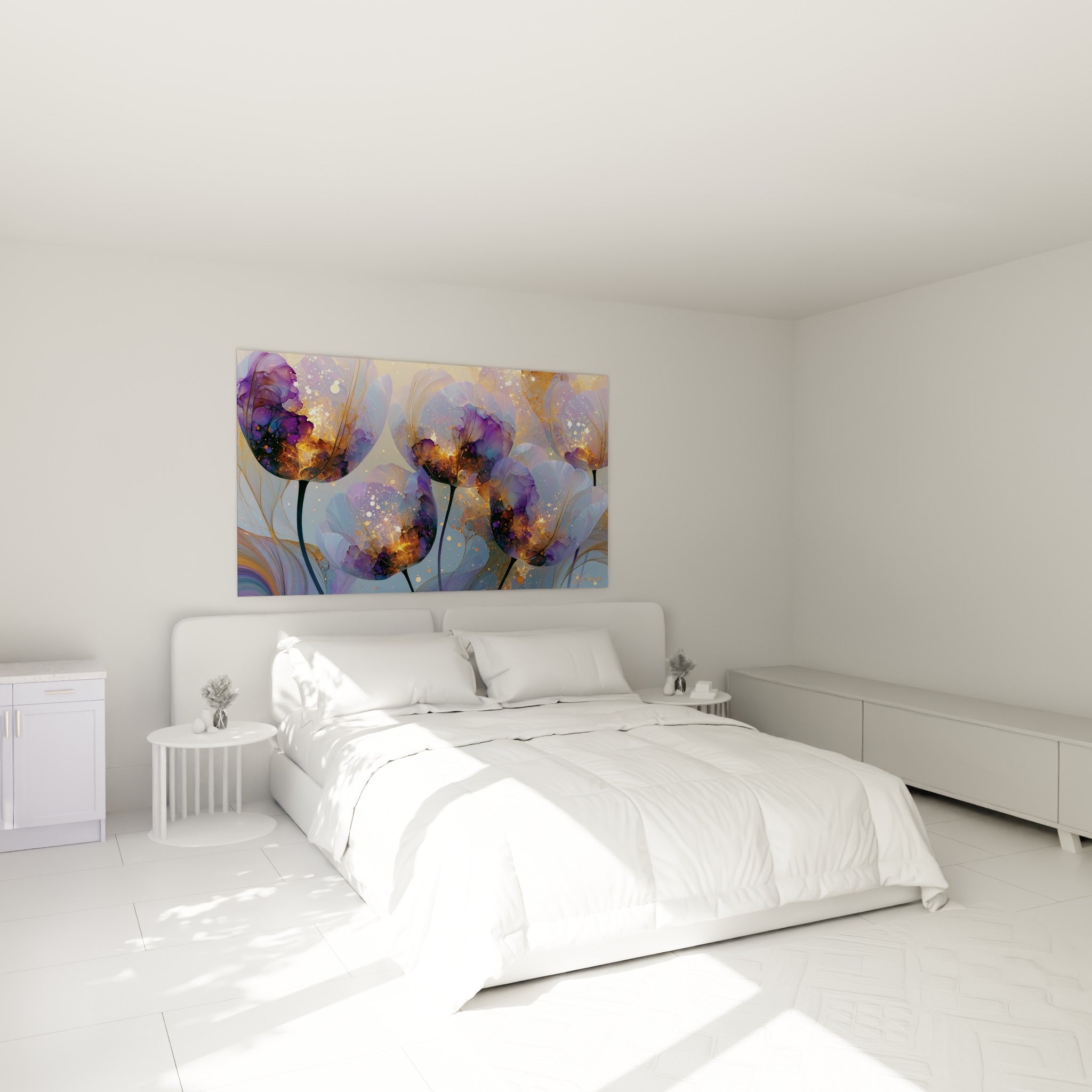 Pétales de tulipe violet et or lumineux accrochés au-dessus d'un lit dans une chambre claire