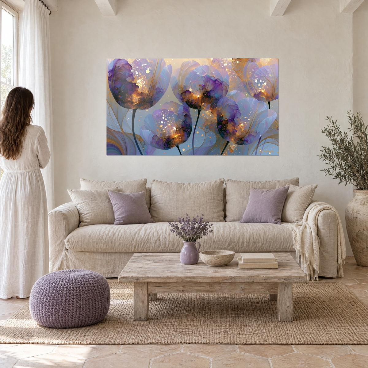 Gemälde mit durchscheinenden violetten und goldenen Tulpen und funkelnden Spritzern, Frau von hinten, über einem Sofa in einem hellen Wohnzimmer