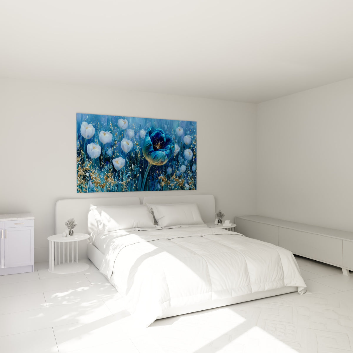 Fleur bleu marine et pétales blancs dorés surplombant un lit dans une chambre claire