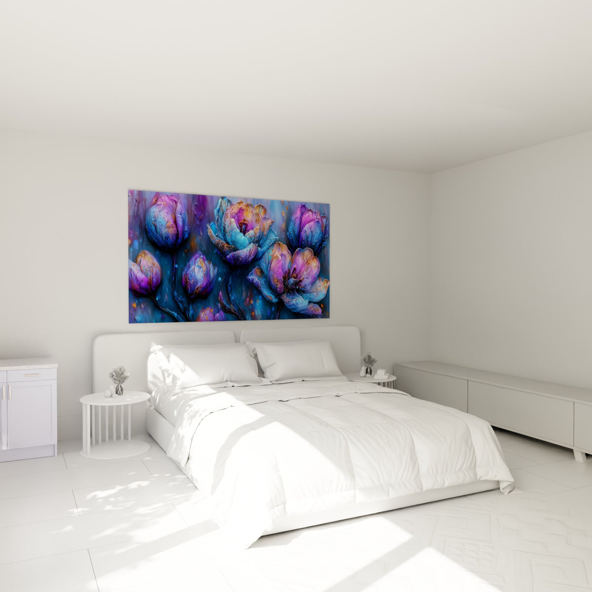 Bouquet de tulipes bleu marine et violet accroché au-dessus d'un lit dans une chambre claire