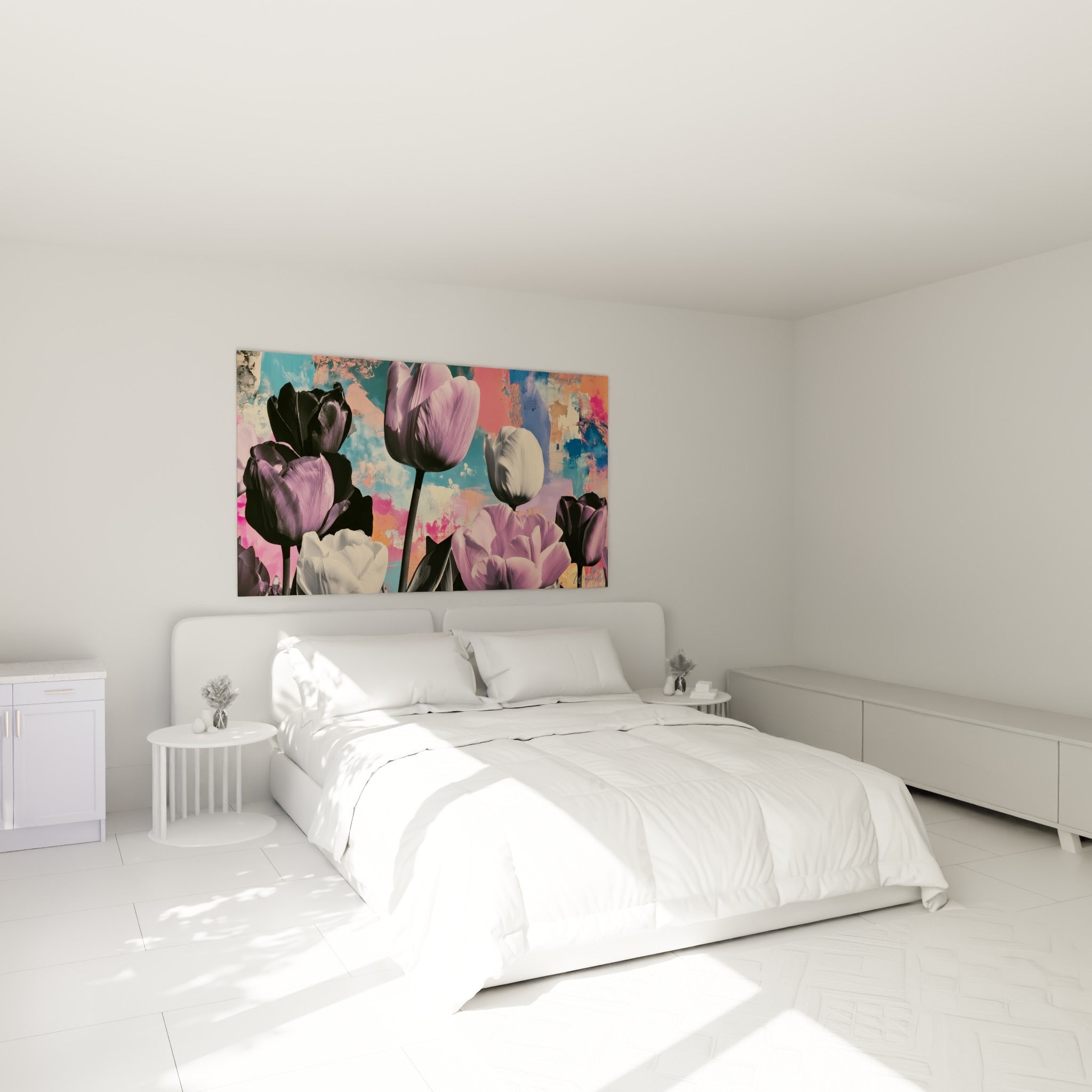 Bouquet de tulipes violettes et blanches au-dessus d'un lit dans une chambre claire