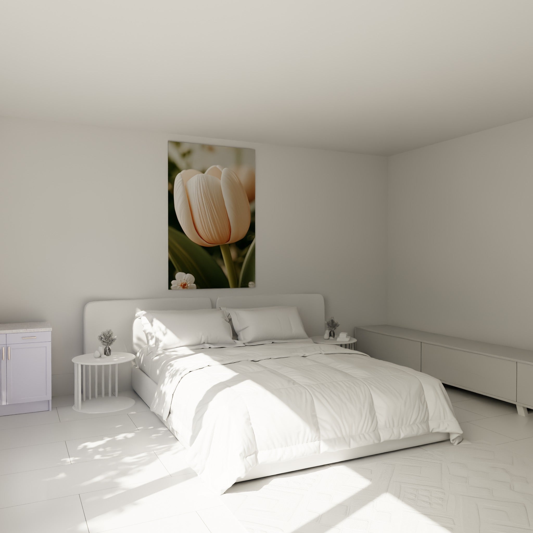 Pétale ivoire et pêche d'une tulipe délicate, accroché au-dessus d'un lit dans une chambre claire