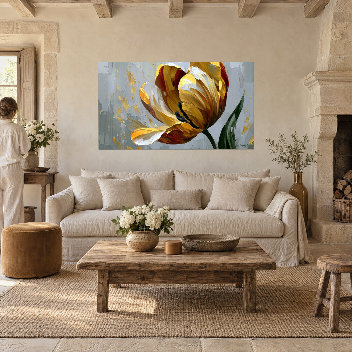 Tableau tulipe aux pétales ocre et bordeaux, coups de spatule épais sur fond gris, personne de dos, au-dessus d'un canapé dans un salon lumineux