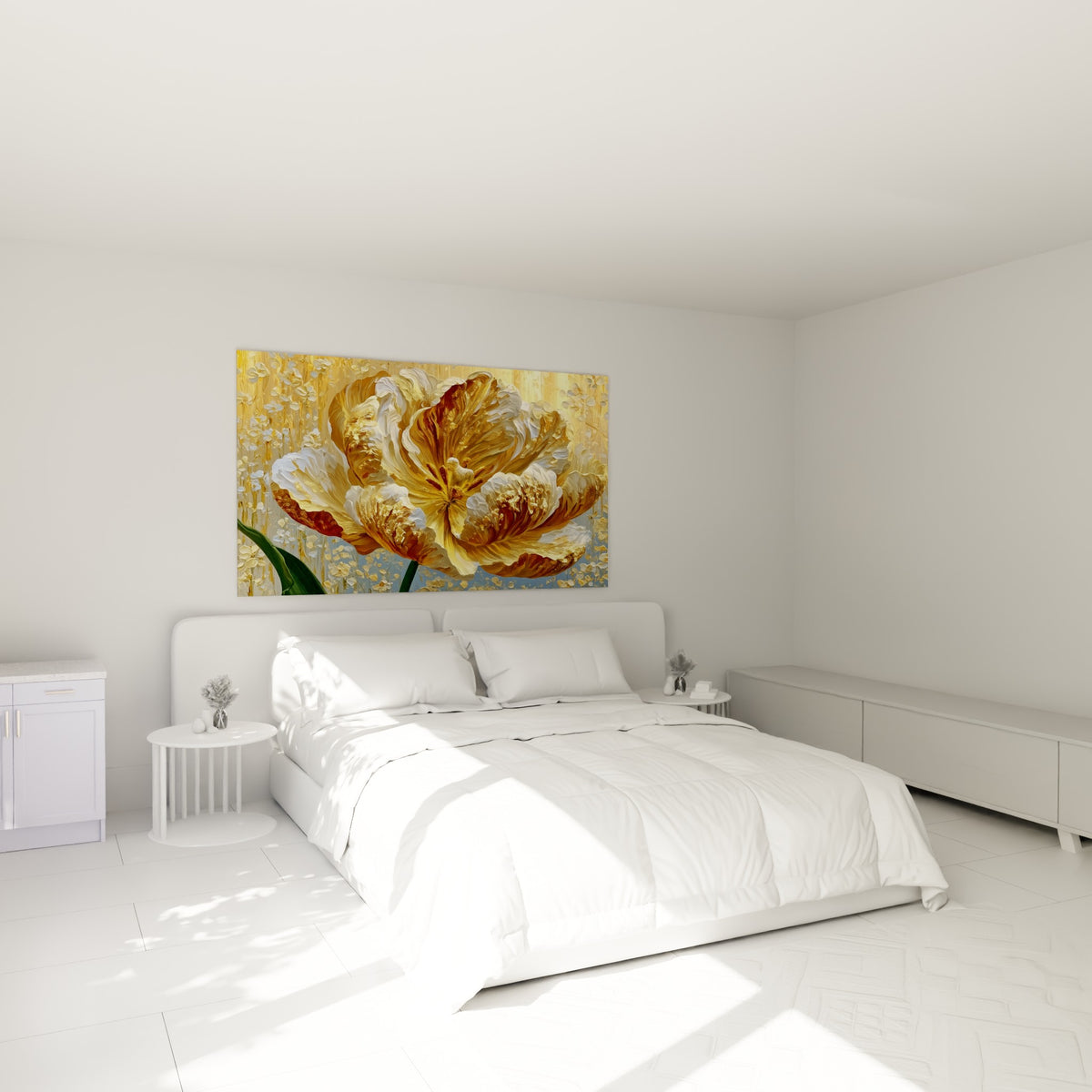 Pétales dorés et blancs d'une tulipe épanouie au-dessus d'un lit dans une chambre claire