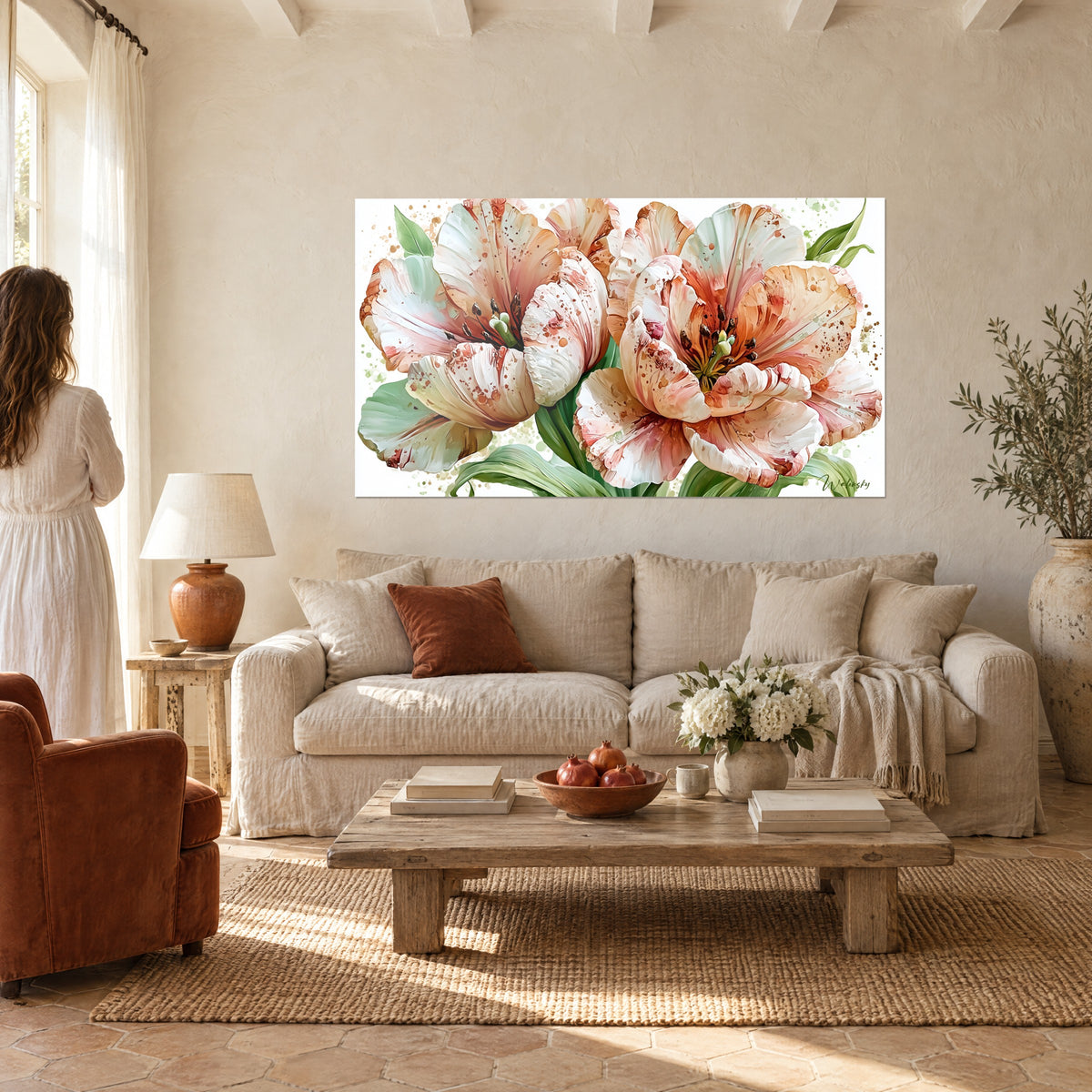 Tableau tulipes doubles blanc et corail aux pétales froissés, éclaboussures brunes, au-dessus d'un canapé dans un salon lumineux