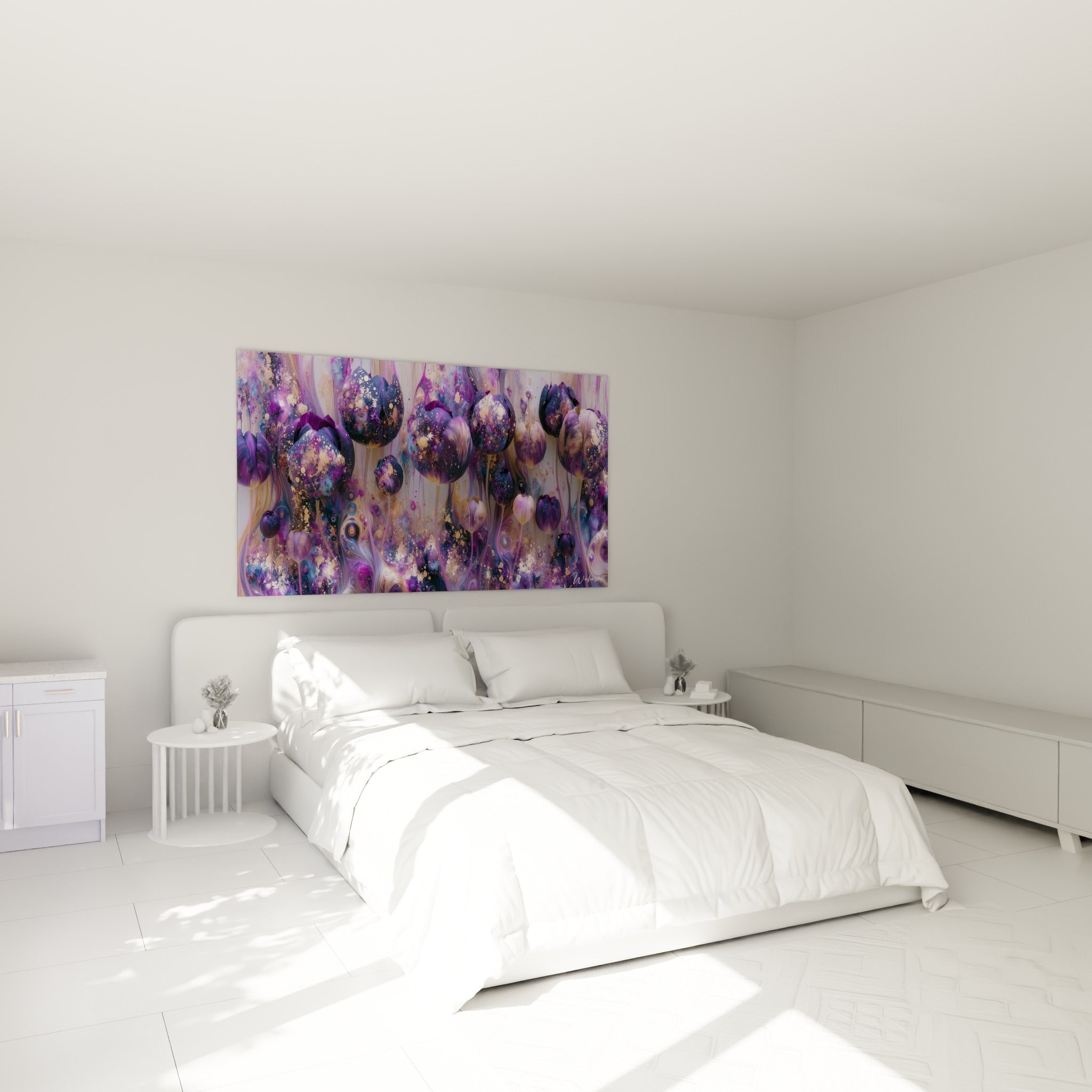 Bouquet de tulipes violettes et dorées au-dessus d'un lit dans une chambre claire, ambiance feutrée