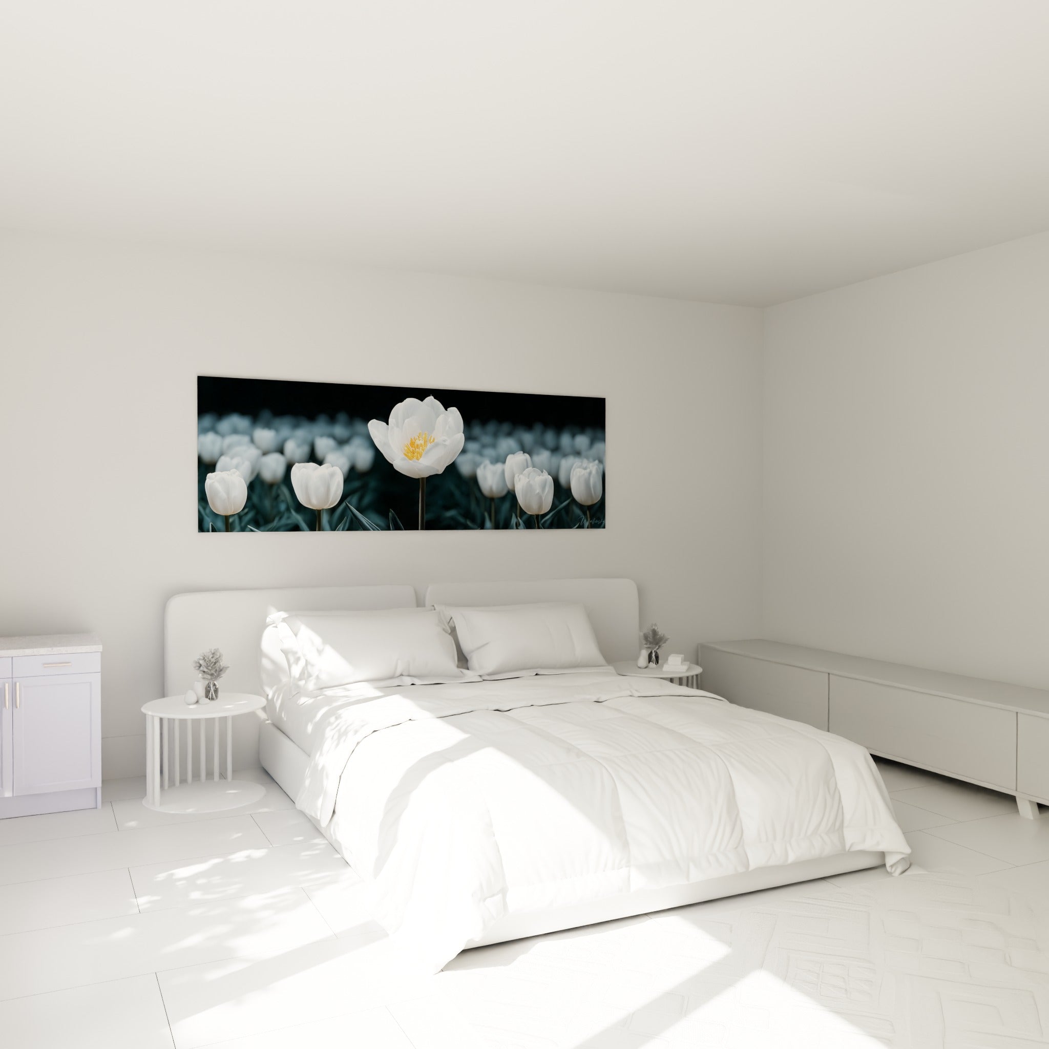 Tulipe blanche épanouie et cœur jaune doré accrochée au-dessus d'un lit dans une chambre claire