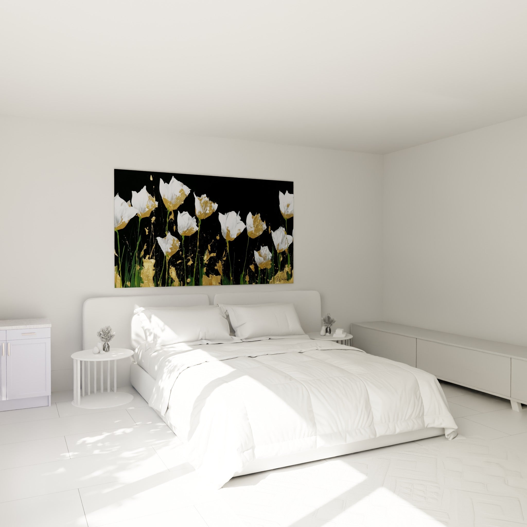 Bouquet de tulipes blanches et dorées peint au couteau au-dessus d'un lit dans une chambre claire