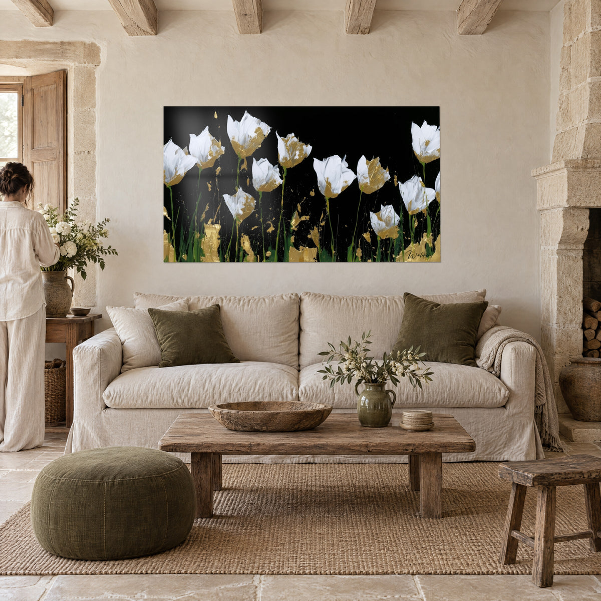 Schilderij witte tulpen met goudomrande bloemblaadjes op een zwarte achtergrond, slanke groene stengels, boven een bank in een lichte woonkamer