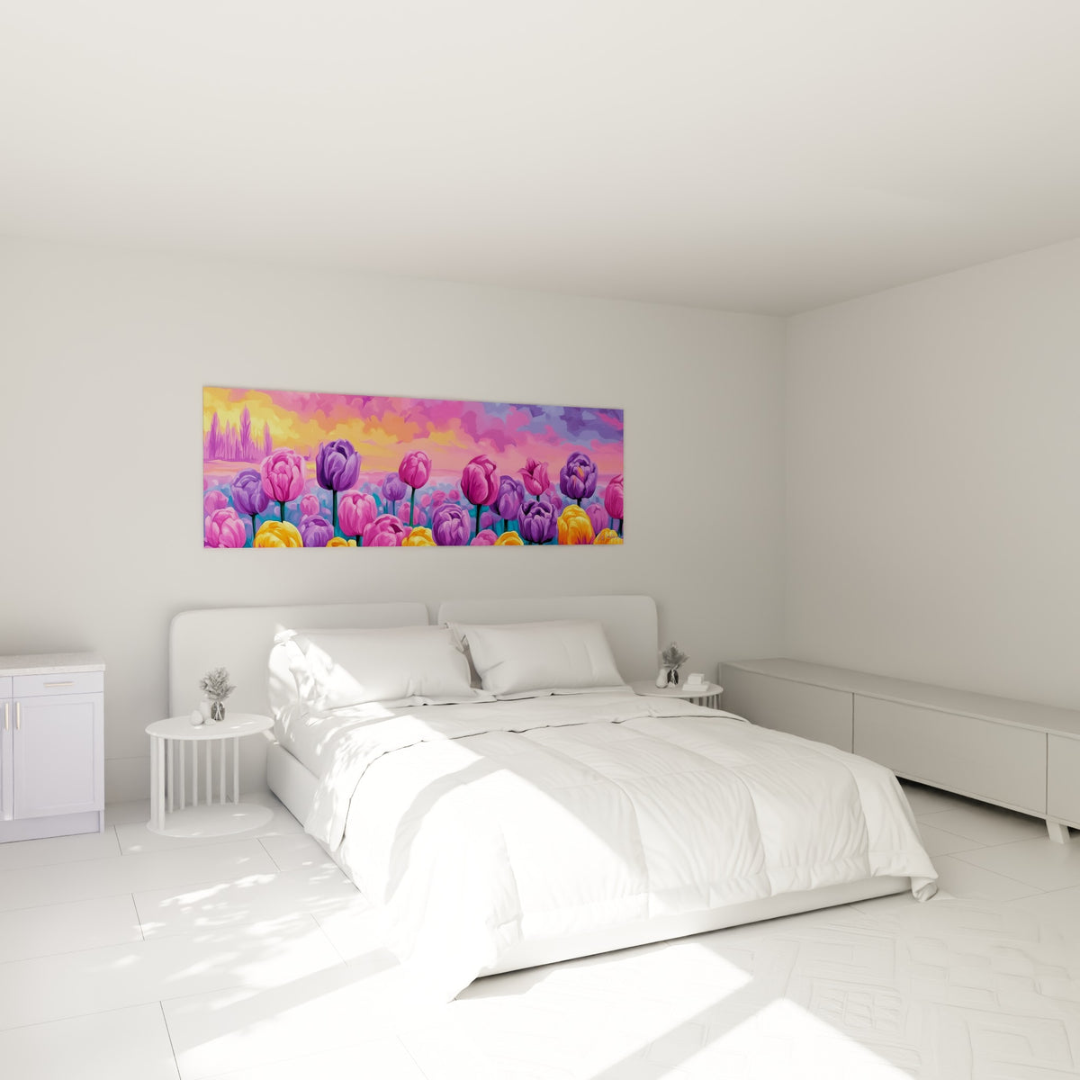 Tulipes pourpres et dorées peintes au-dessus d'un lit dans une chambre claire