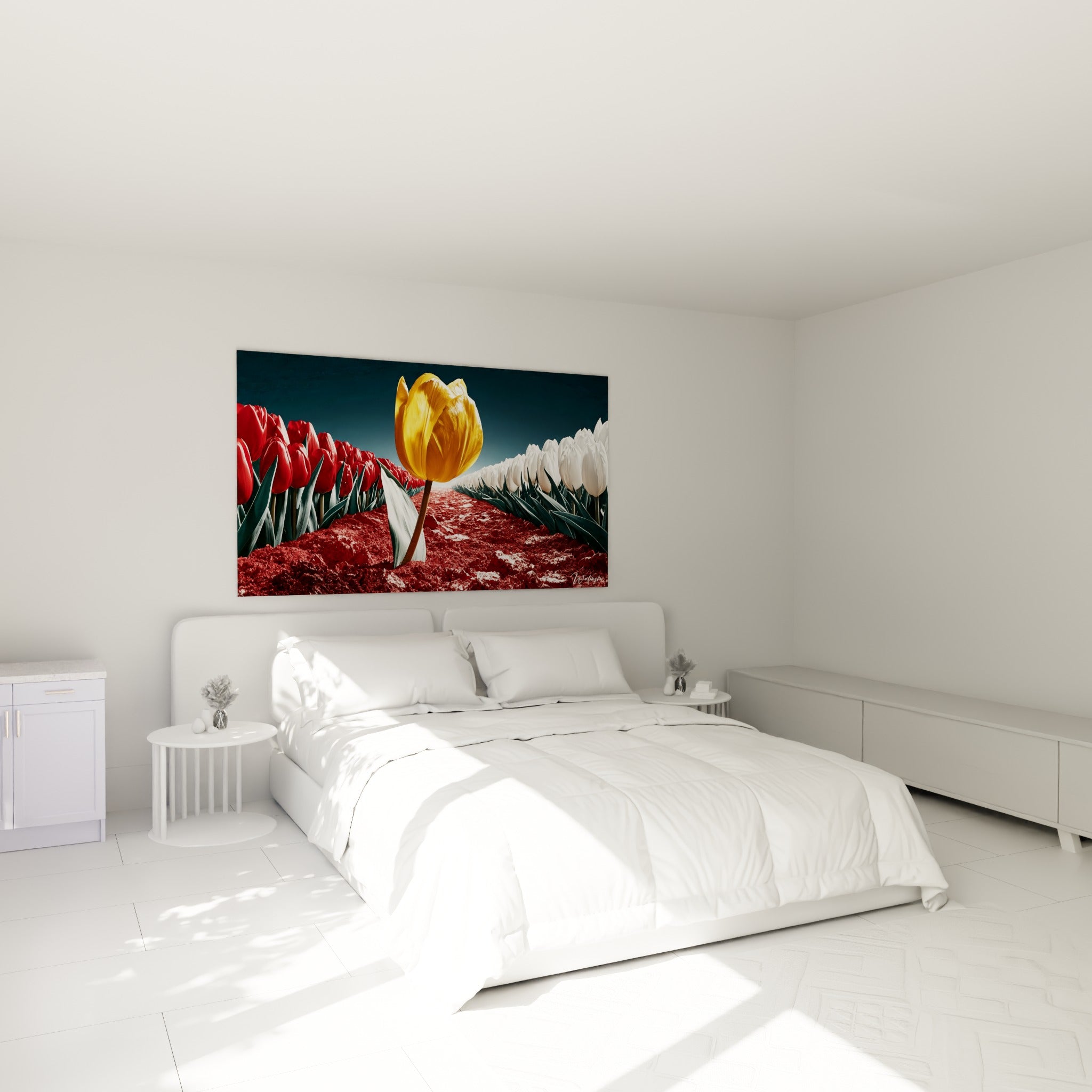Tulipe dorée isolée entre tulipes rouges et blanches, au-dessus d'un lit dans une chambre claire