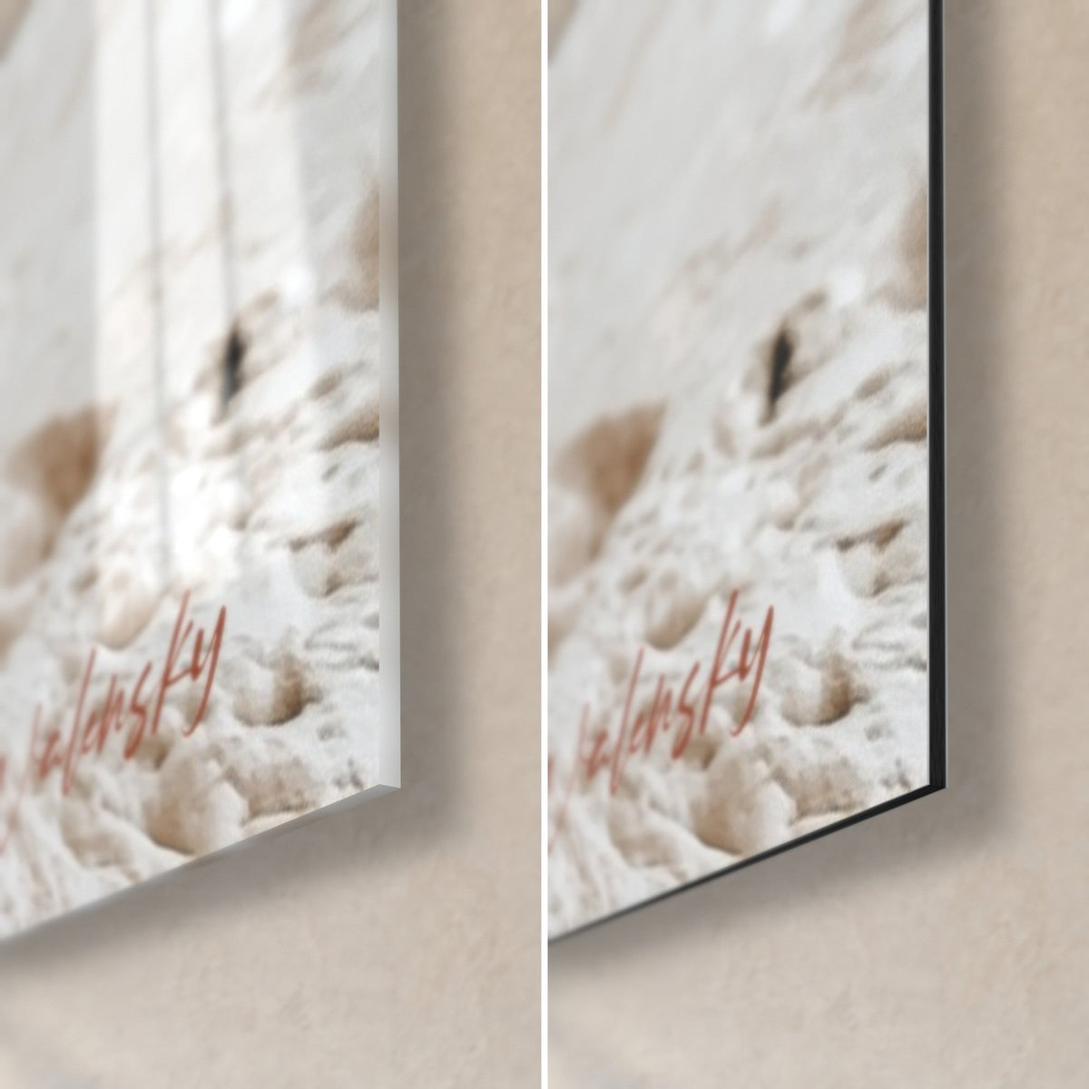 Tableau corolle rose pâle posée sur pierre crème, coin bas droit : verre acrylique brillant à gauche, alu Dibond noir mat à droite