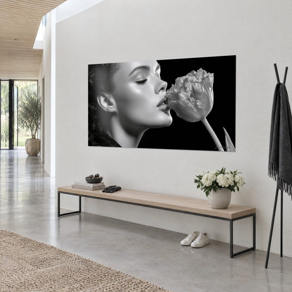 Tableau profil féminin effleurant une tulipe frangée, gris argenté sur fond noir profond, mur blanc et banc en bois clair