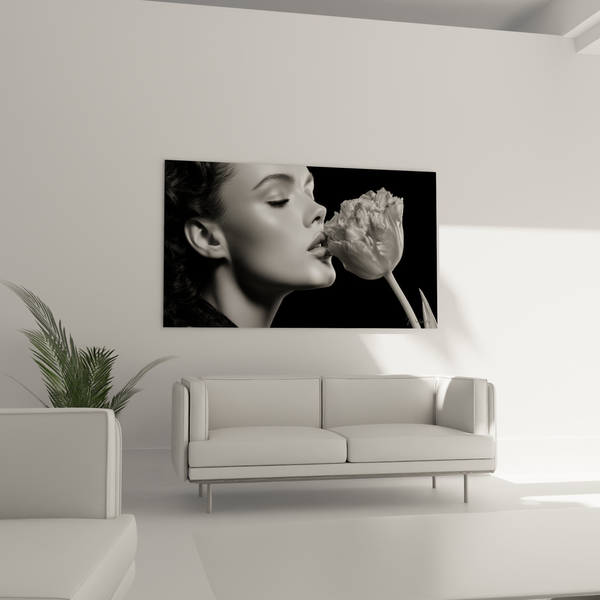 Portrait sensoriel en noir et blanc d'une tulipe et d'un visage, accroché au-dessus d'un canapé dans un salon lumineux