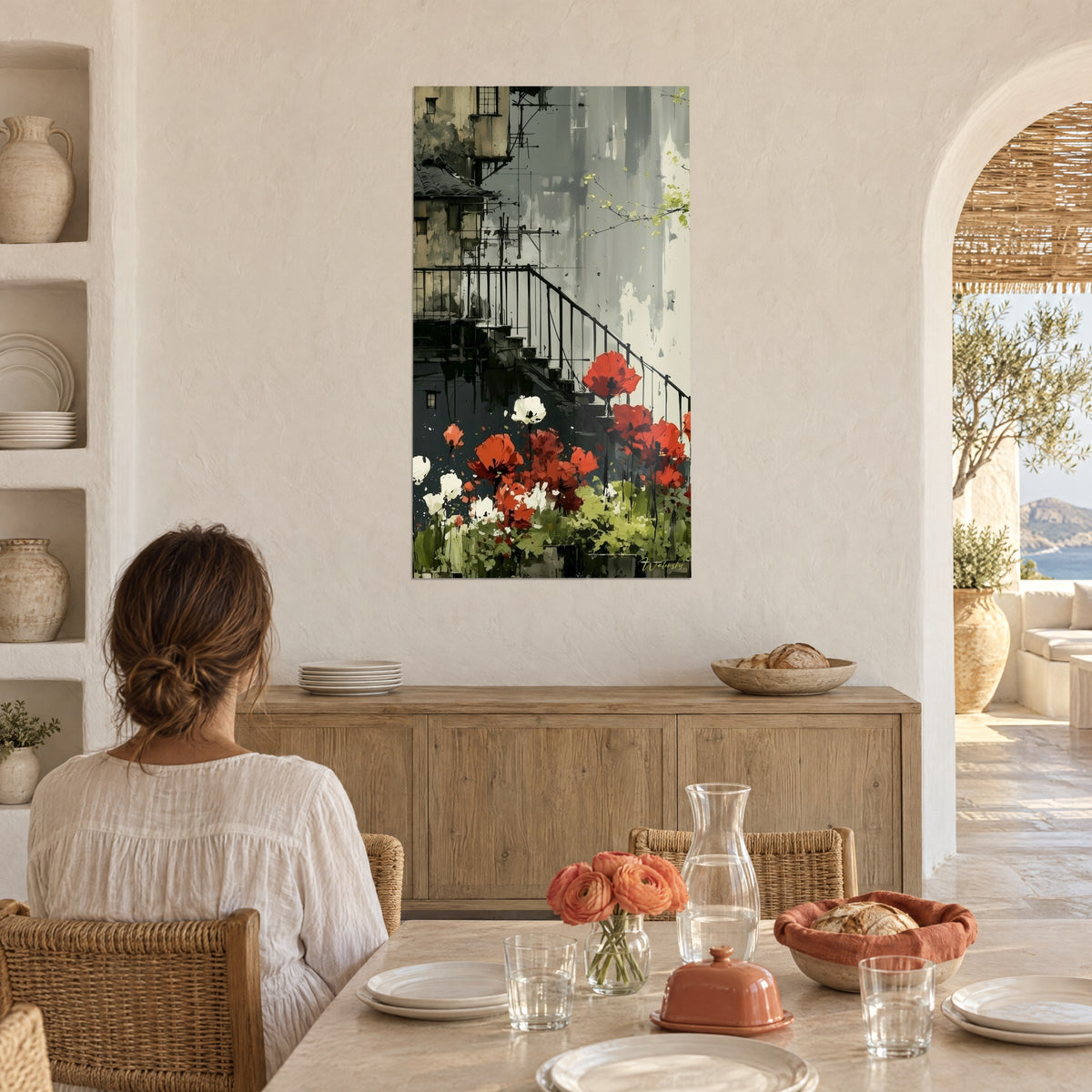 Tableau parterre de coquelicots vermillon et de fleurs crème sous une rampe sombre, femme de dos à table, bouquet de tulipes orangées