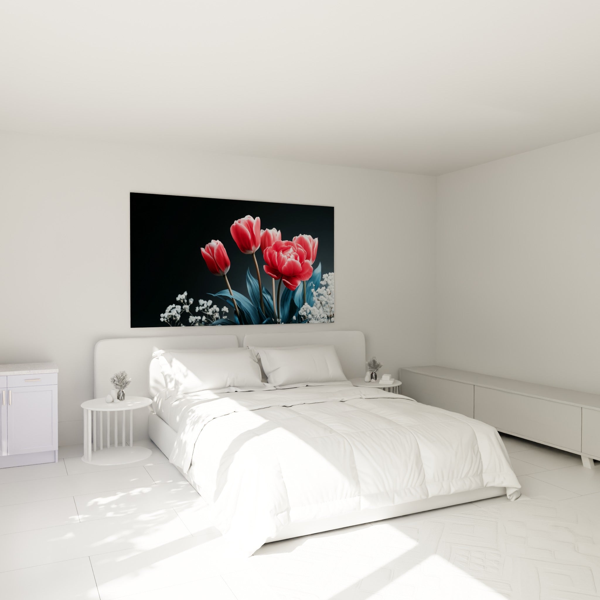 Bouquet de tulipes corail et feuillage bleu nuit accroché au-dessus d'un lit dans une chambre claire