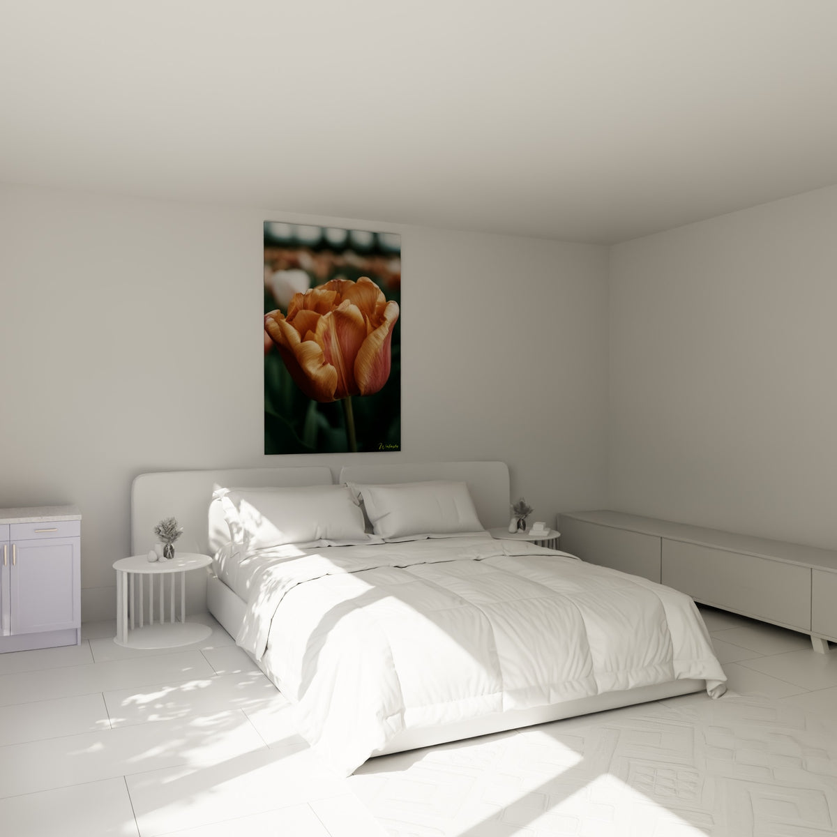 Pétales ocre et corail de la tulipe rayonnent au-dessus d'un lit dans une chambre claire