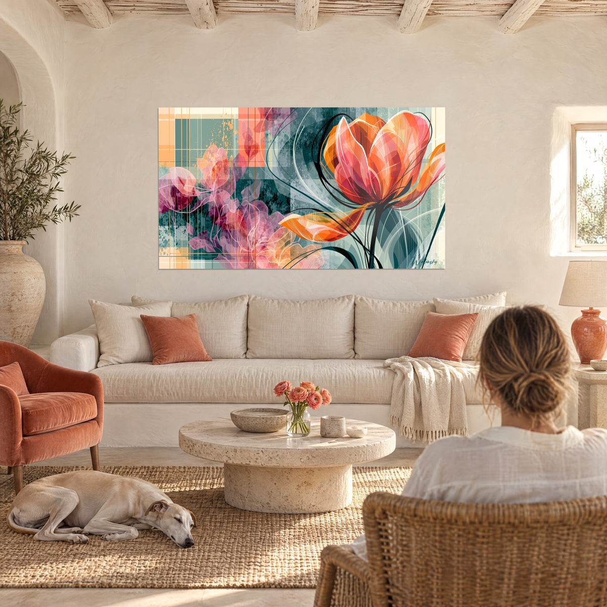 Tableau tulipe orange aux pétales translucides, fond sarcelle et rose, observé par une femme de dos, au-dessus d'un canapé dans un salon lumineux