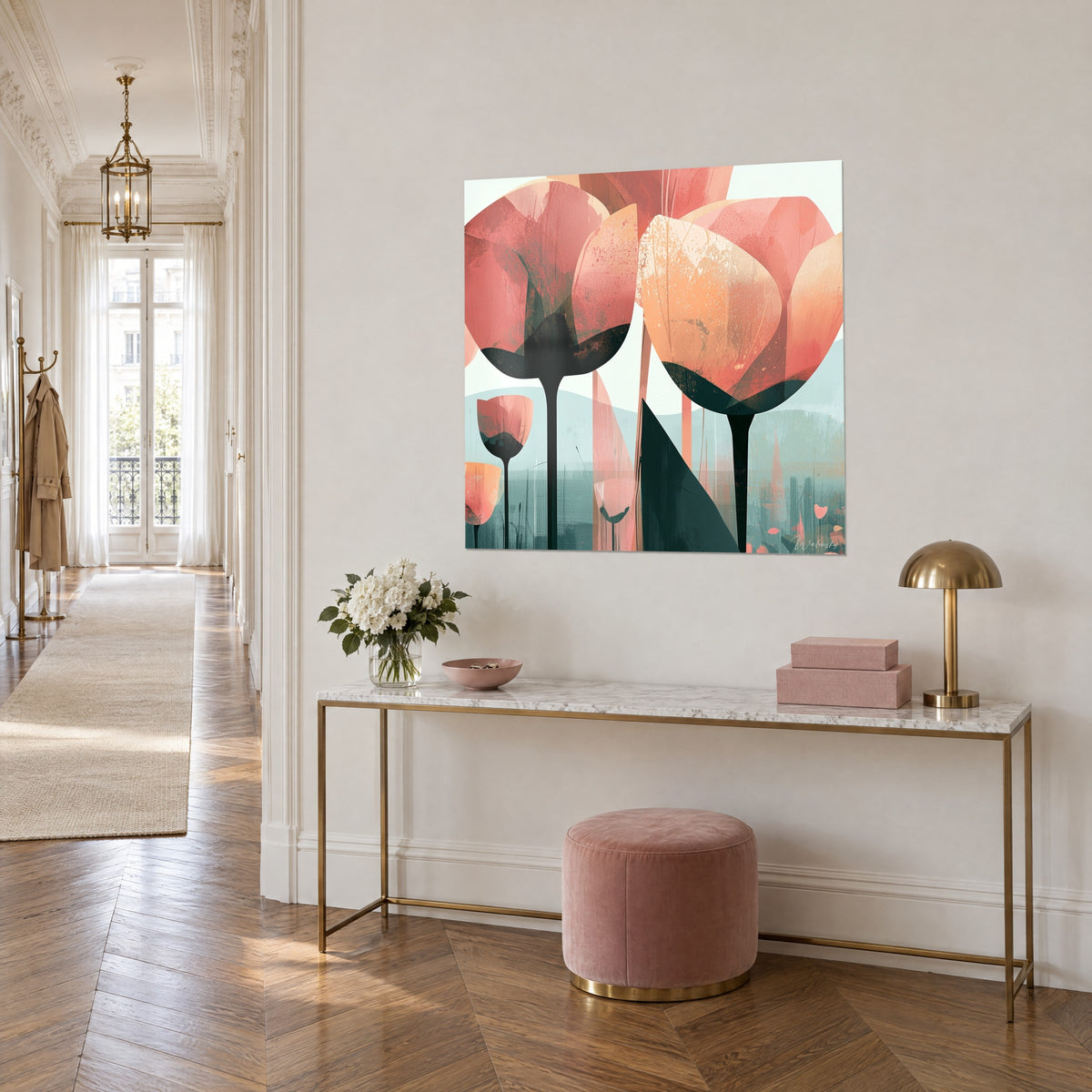 Tableau fleurs géantes abricot et rose poudré sur fond vert d'eau, vue de trois-quarts au-dessus d'une console dorée