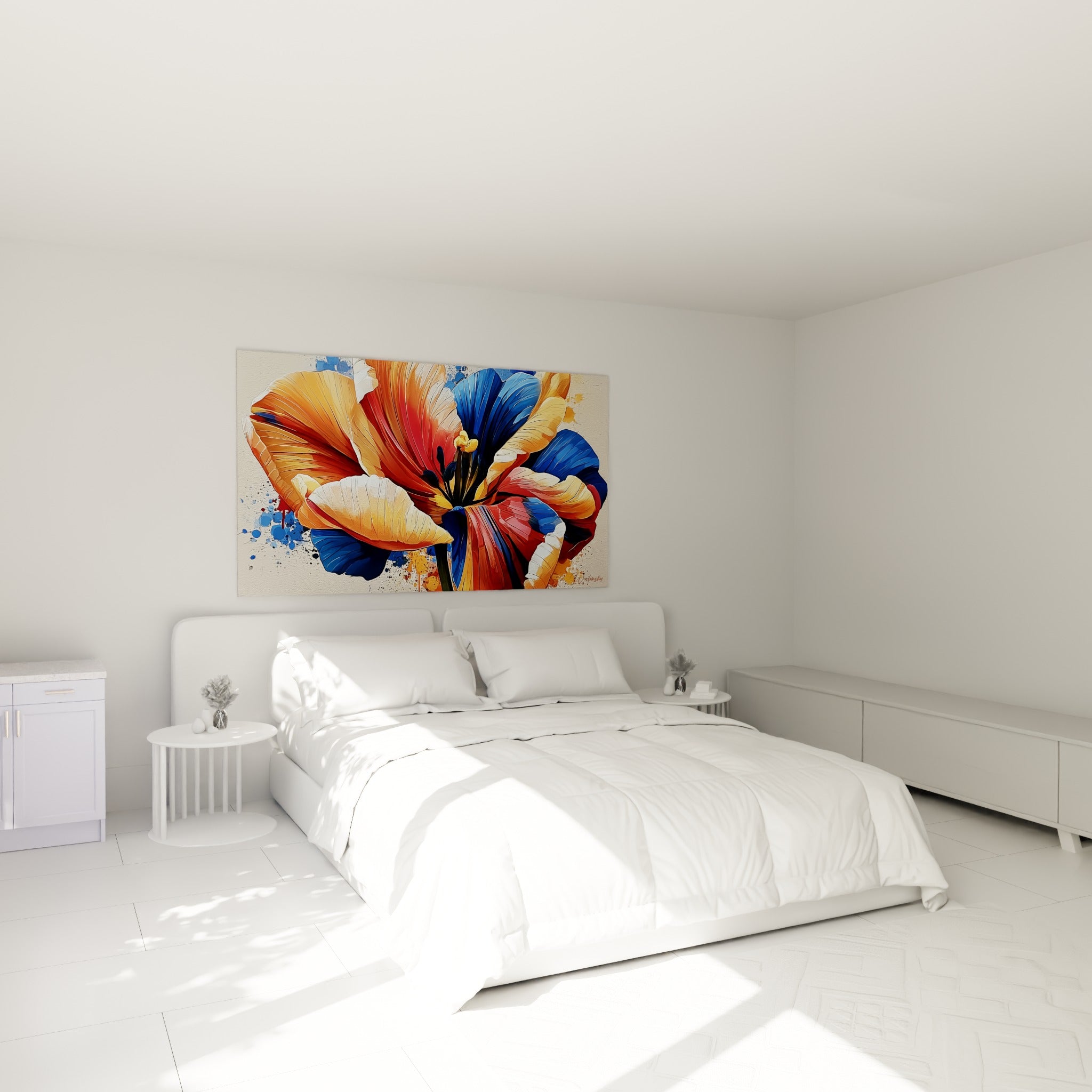 Tulipe corail et bleu marine largement ouverte, accrochée au-dessus d'un lit dans une chambre claire