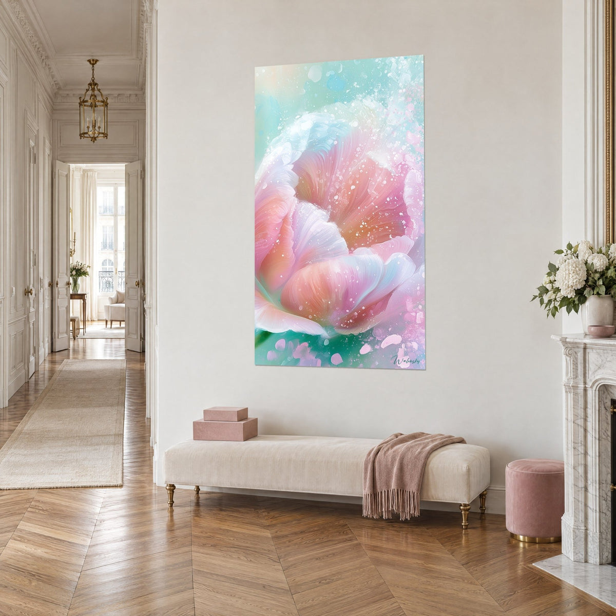 Tableau fleur éclose aux pétales pêche et blancs, fond vert d'eau piqueté de gouttelettes, entrée haussmannienne en parquet