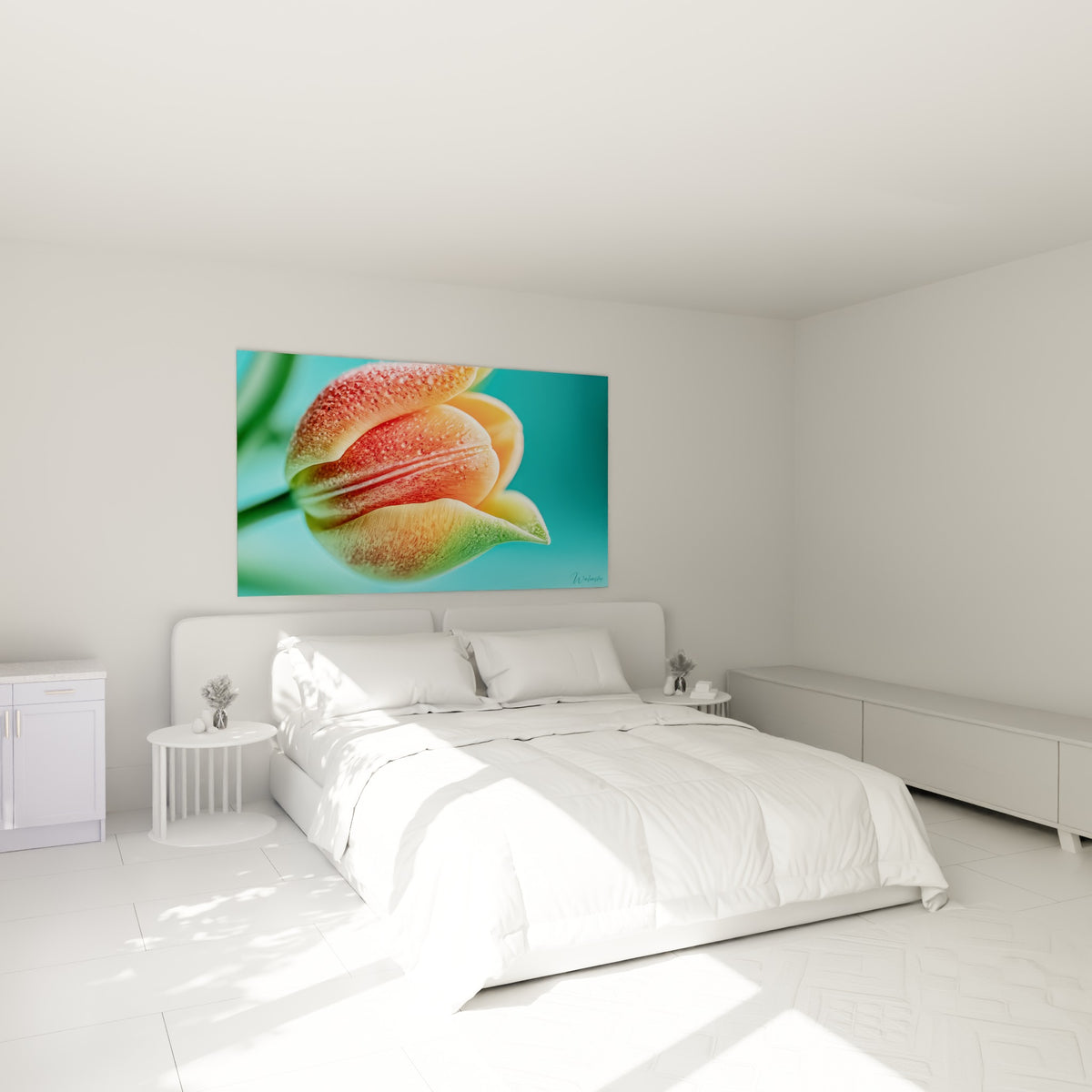 Tulipe corail et vert tendre perlée de rosée, accrochée au-dessus d'un lit dans une chambre claire
