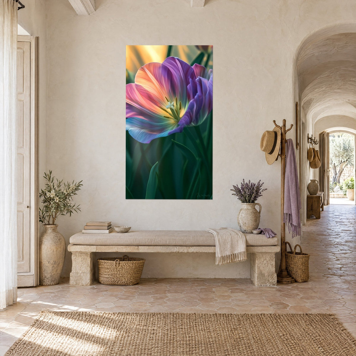 Schilderij van een bloem met gele kern en roze en lila bloemblaadjes op een diep groene achtergrond, boven een stenen bank in een gewelfde gang