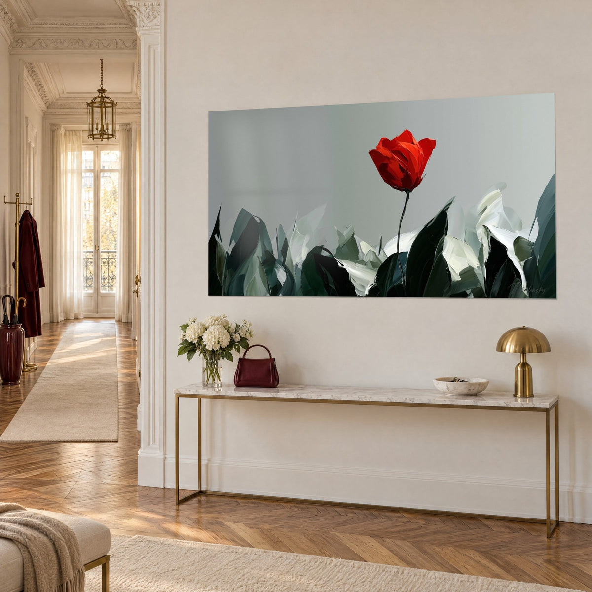 Gemälde einer leuchtend roten Blüte auf schlankem Stiel, Laub in Schwarz und Cremeweiß mit dem Spachtel, Dreiviertelansicht an einer Wand eines Haussmann-Flurs