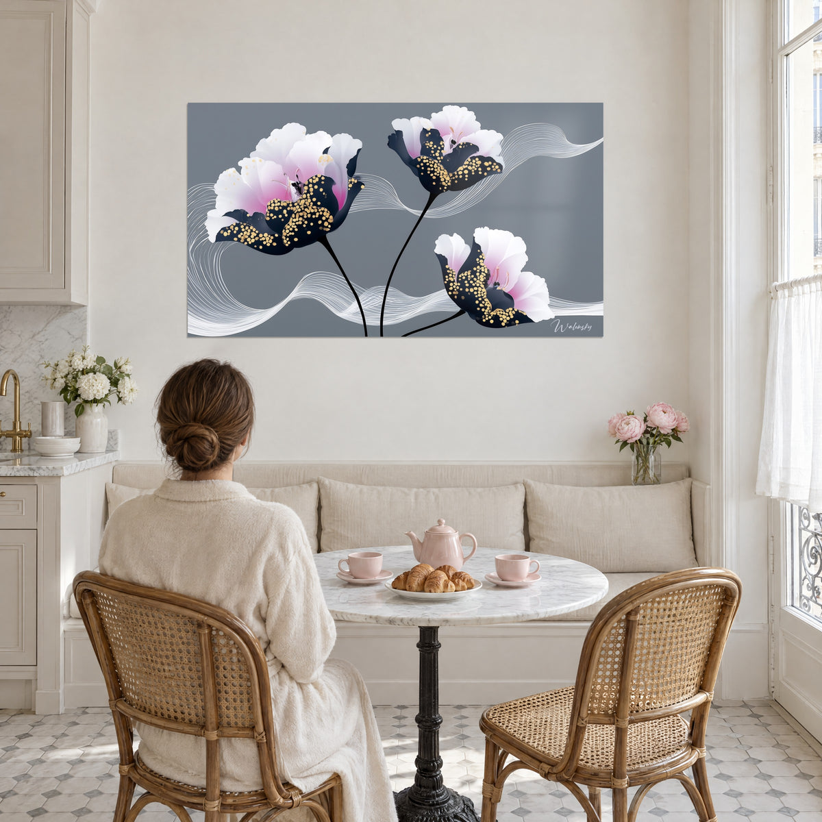 Tableau corolles blanc rosé tachetées de paillettes dorées, tiges noires élancées sur fond gris, salle à manger aux fauteuils cannés