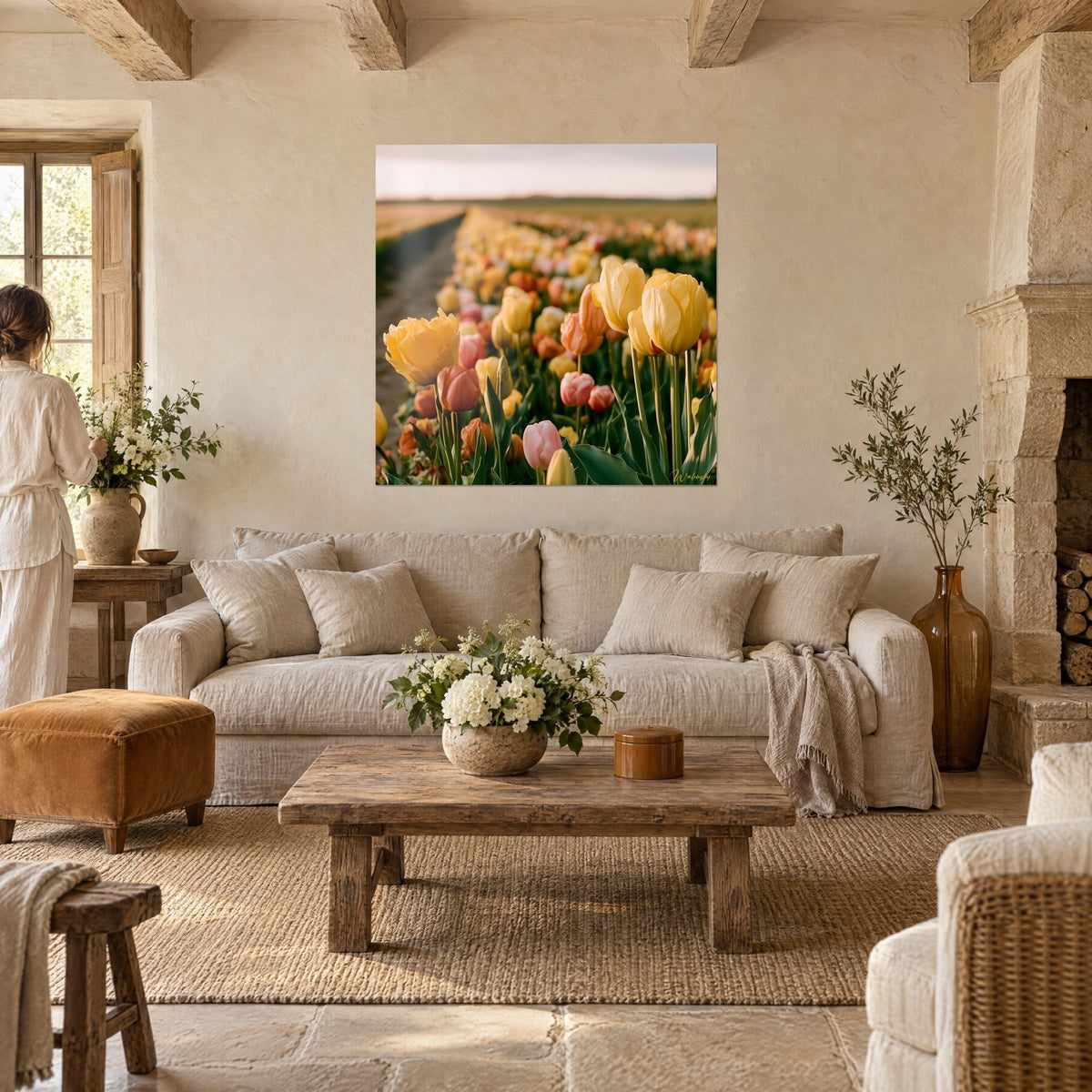 Quadro Campo di tulipani giallo burro e rosa salmone all'alba, due persone di spalle, sopra un divano in un soggiorno luminoso