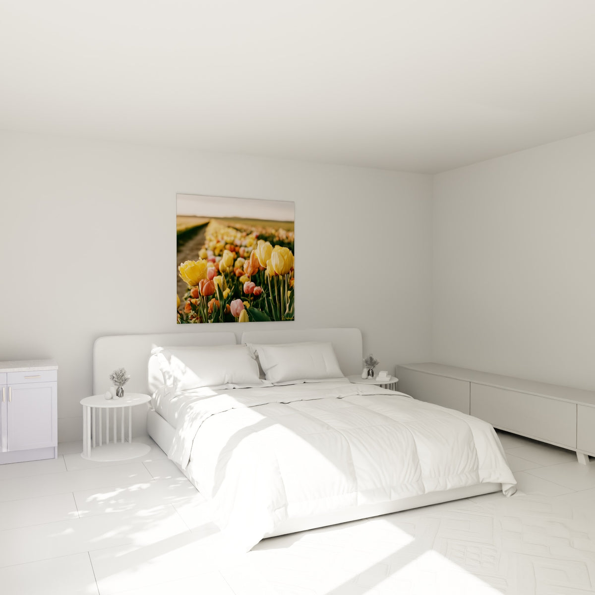 Corolles jaunes et roses de la Tulipe déployées au-dessus d'un lit dans une chambre claire