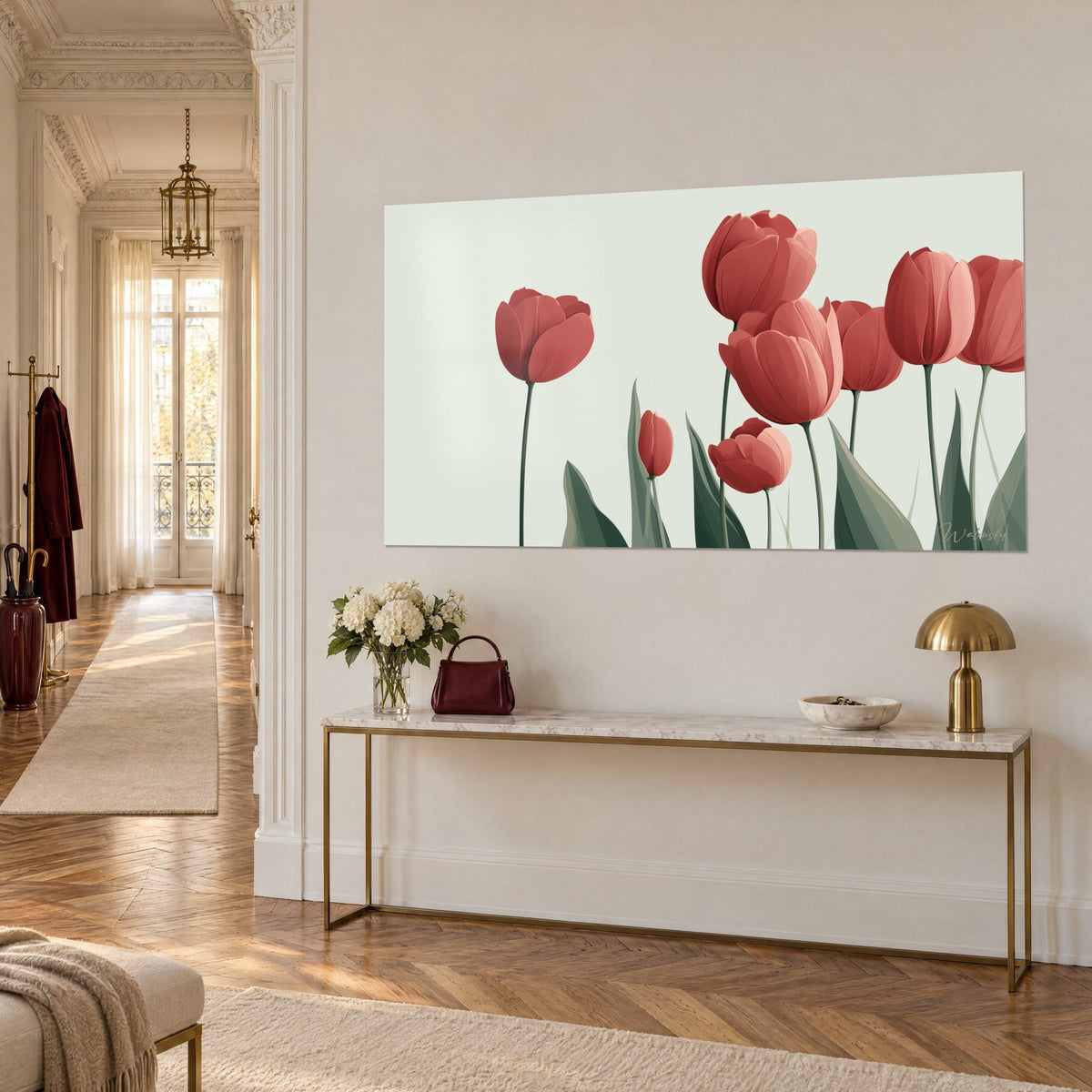Schilderij met een minimalistisch boeket karmijnrode tulpen en dennengroene bladeren, schuin van voren gezien op een beige muur van een gang in Haussmann-stijl