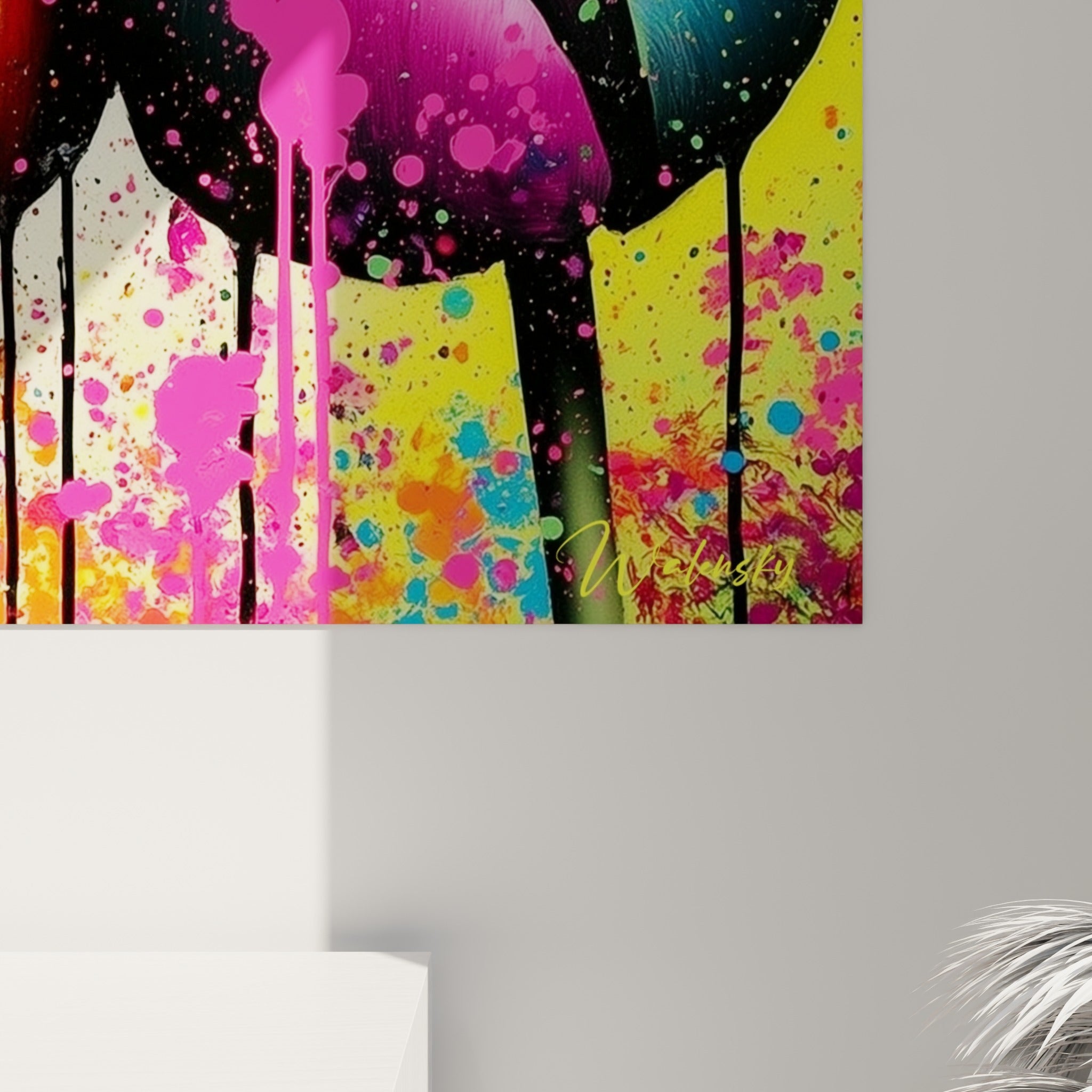 Coulures de peinture rose et jaune détaillant la texture satinée des pétales de tulipes