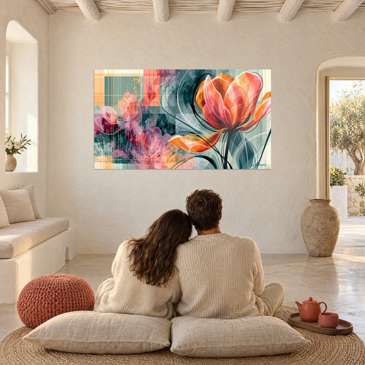 Tableau fleur orange éclatante sur fond bleu-gris, contemplé par un couple enlacé de dos, assis sur des coussins dans une pièce voûtée
