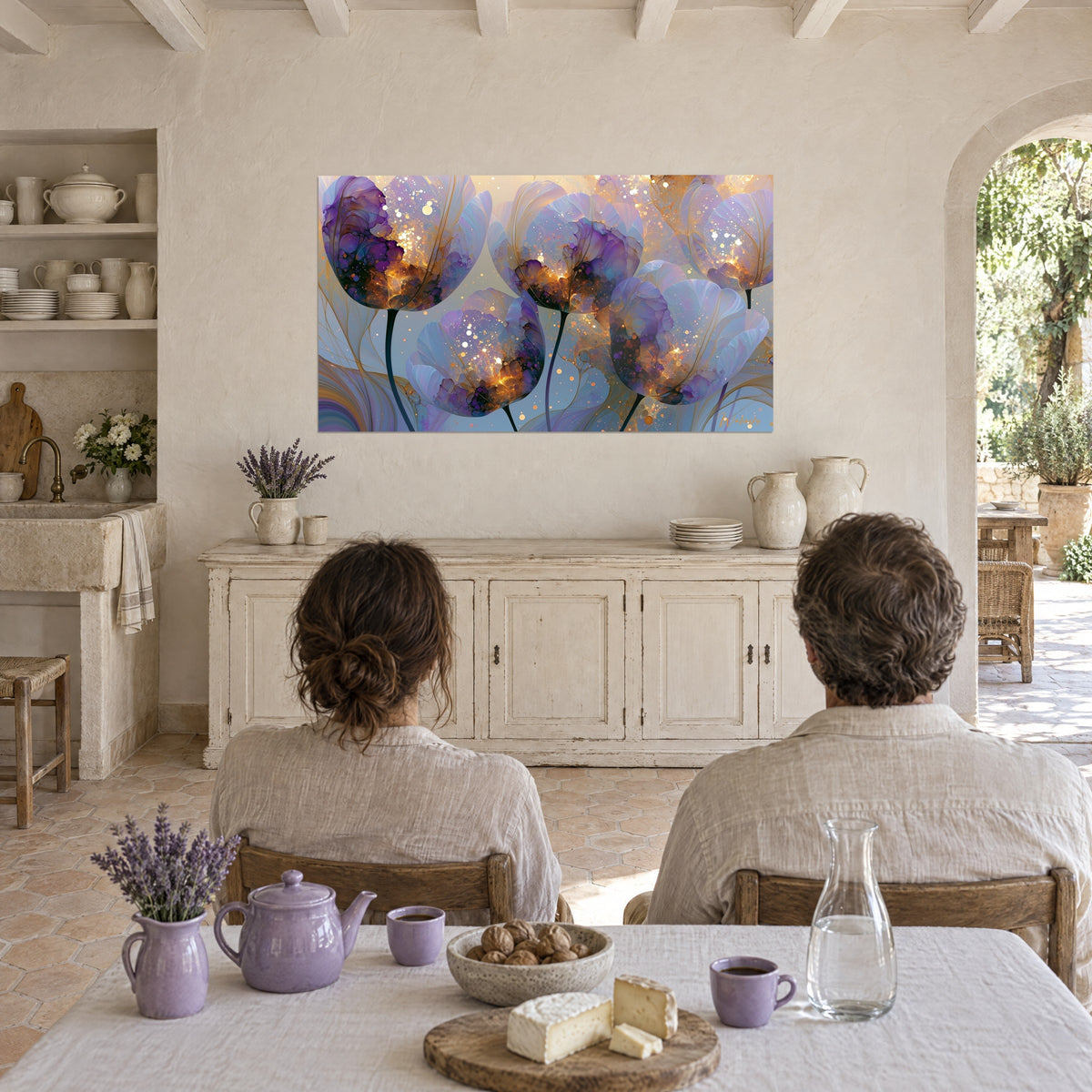 Gemälde mit violetten und kupferfarbenen Glasblumen, übersät mit leuchtenden Perlen, Paar von hinten am Tisch in der Küche des Mas