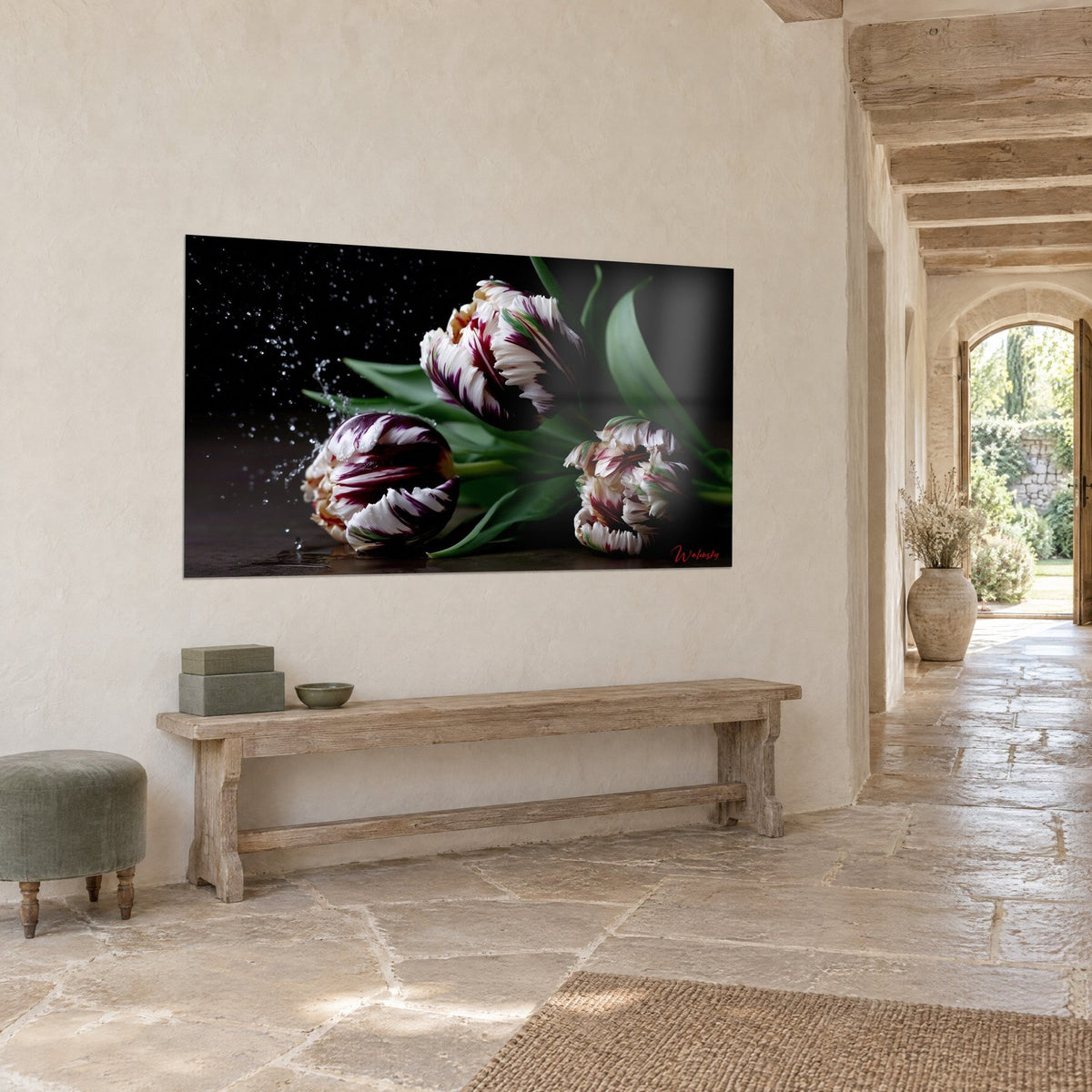 Cuadro de tulipanes loro con pétalos con flecos burdeos y blancos sobre fondo negro, muro de piedra clara, banco de madera, arco abierto