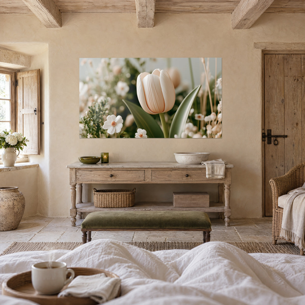 Tableau fleur de printemps beige rosé sur fond de pétales blancs et de feuilles vertes, au-dessus d'un lit dans une chambre claire