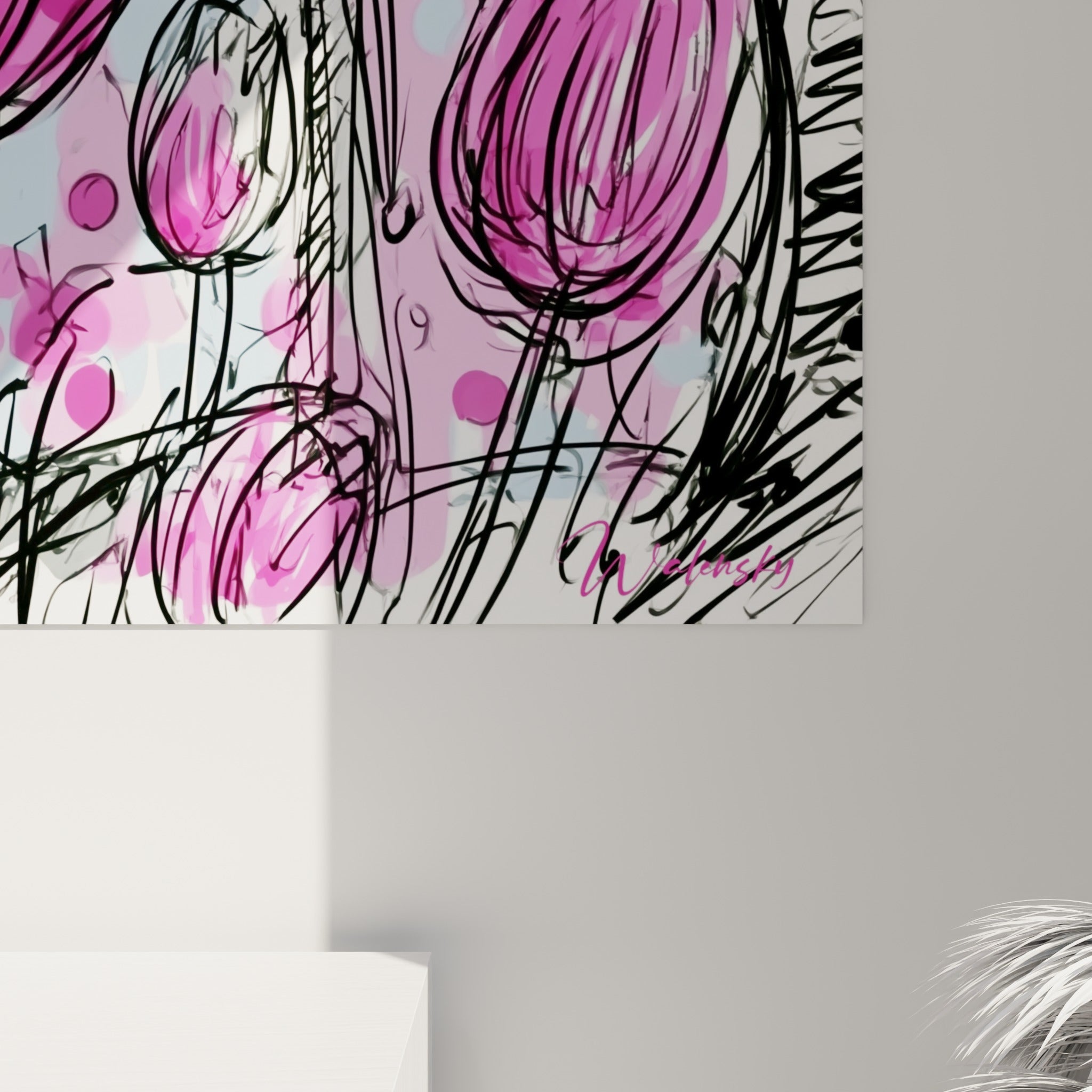 Empâtements roses et coulures d'aquarelle sur trait noir nerveux, détail rapproché de la toile tulipe