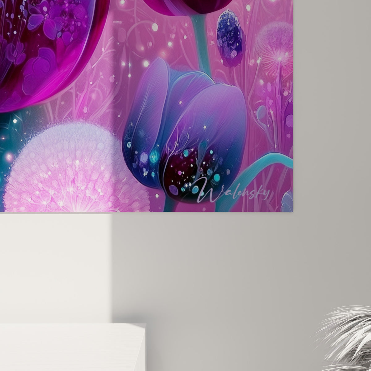 Détail des pétales violets et fuchsia parsemés de gouttelettes bleues et lueurs scintillantes