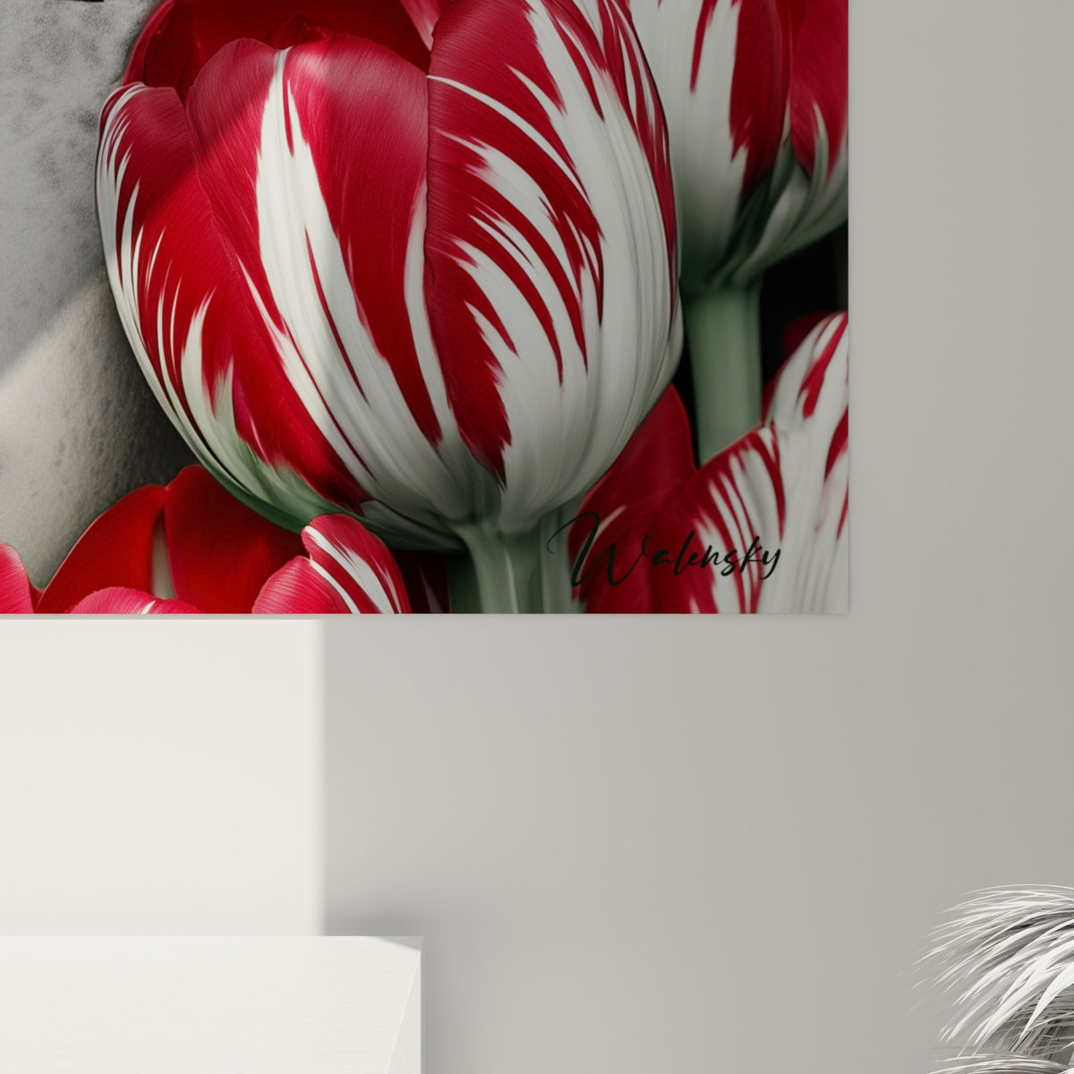 Détail des pétales rouges striés de blanc et du motif damier noir sur la toile imprimée