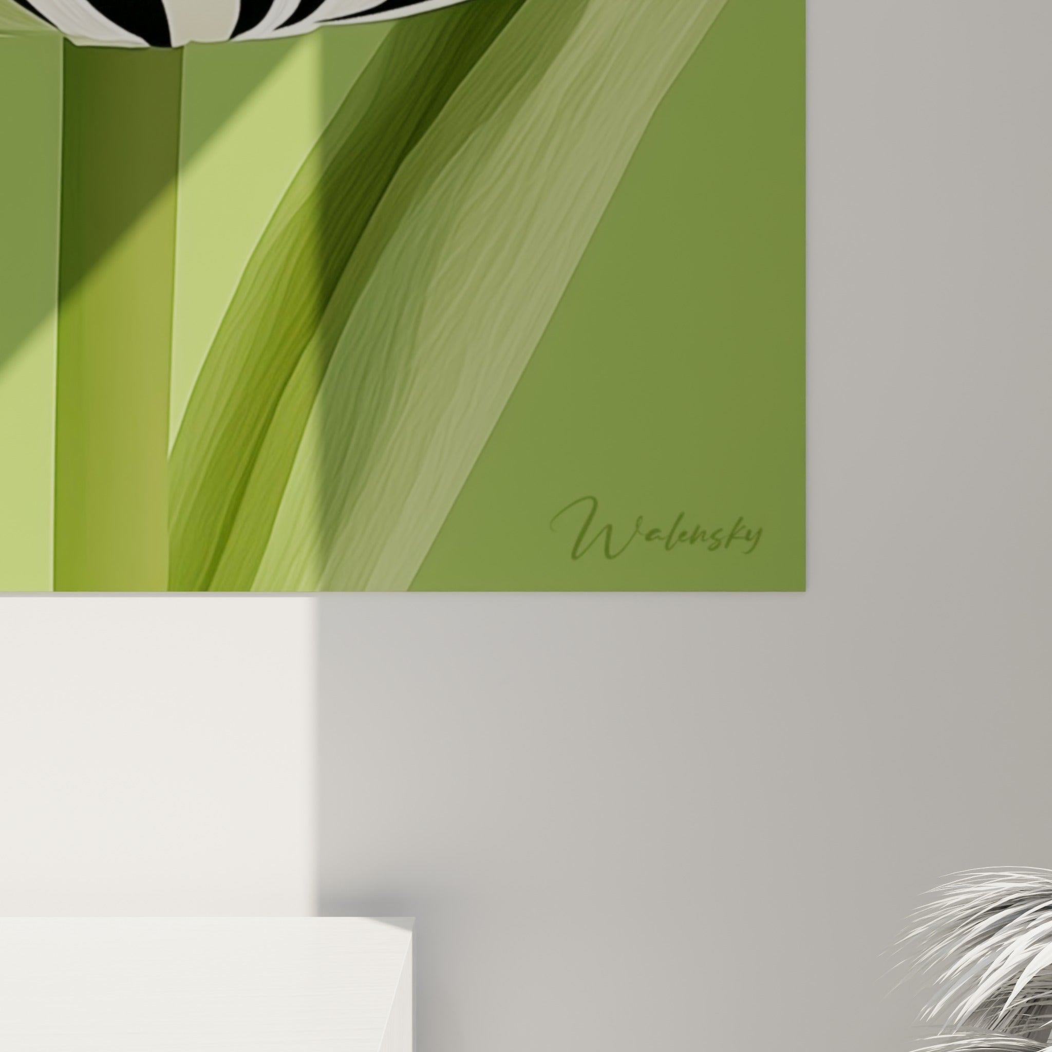 Traits noirs et blancs fins de la tulipe se mêlant au vert sauge, grain et lumière visibles de près