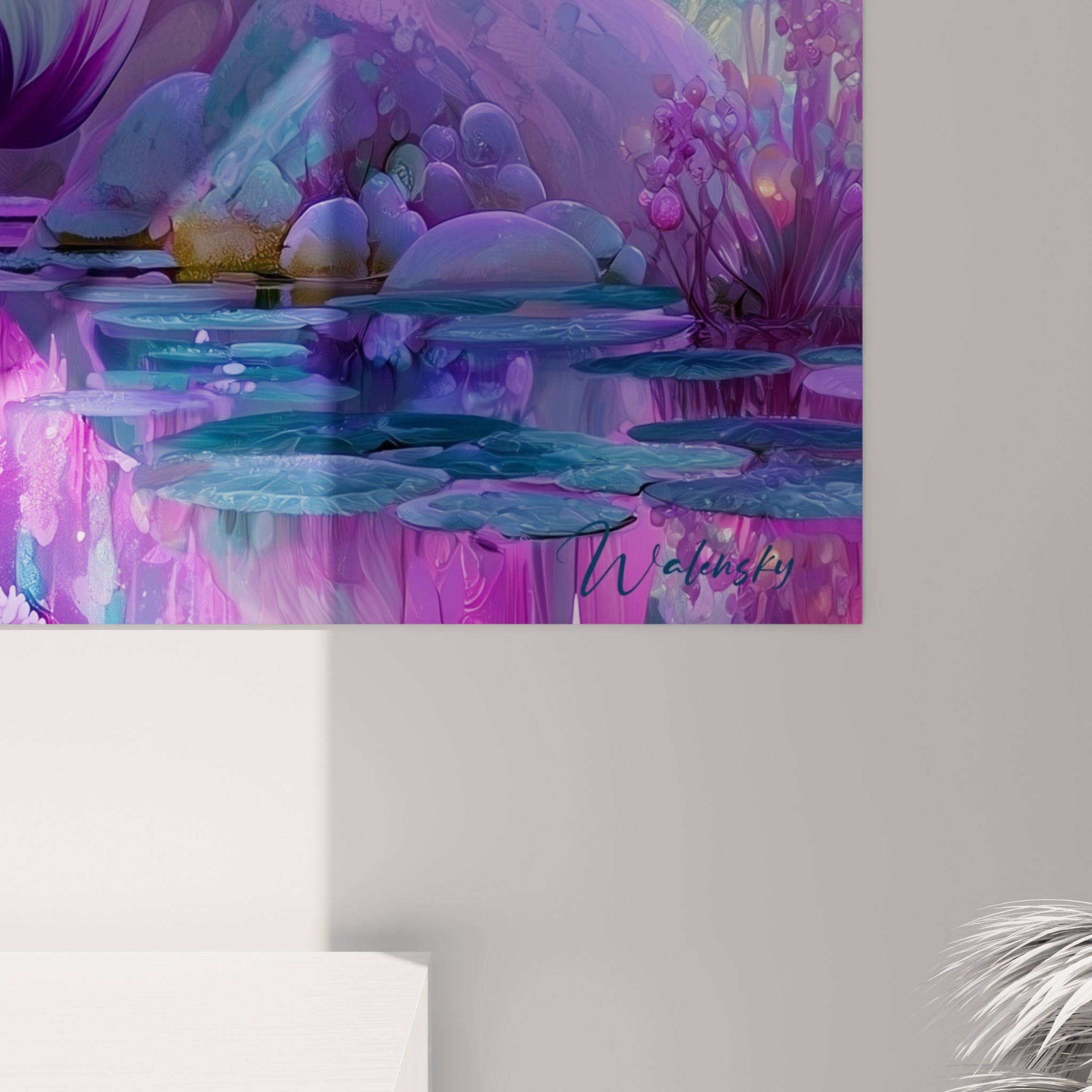 Détail des pétales violets et bleu turquoise laissant voir les coulures et le grain de la matière peinte