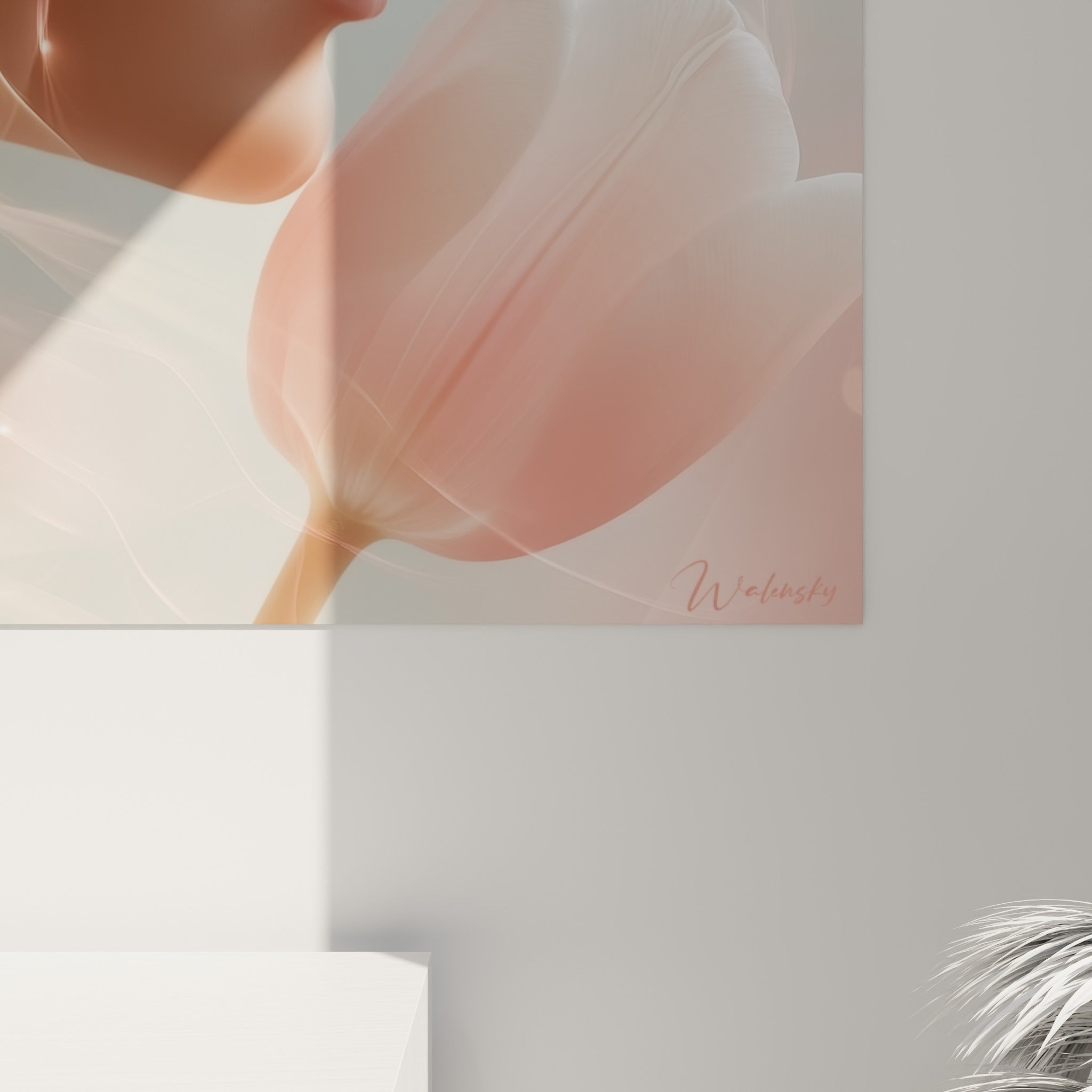 Détail des volutes vaporeuses roses et dorées, grain fin révélant la transparence de la tulipe peinte
