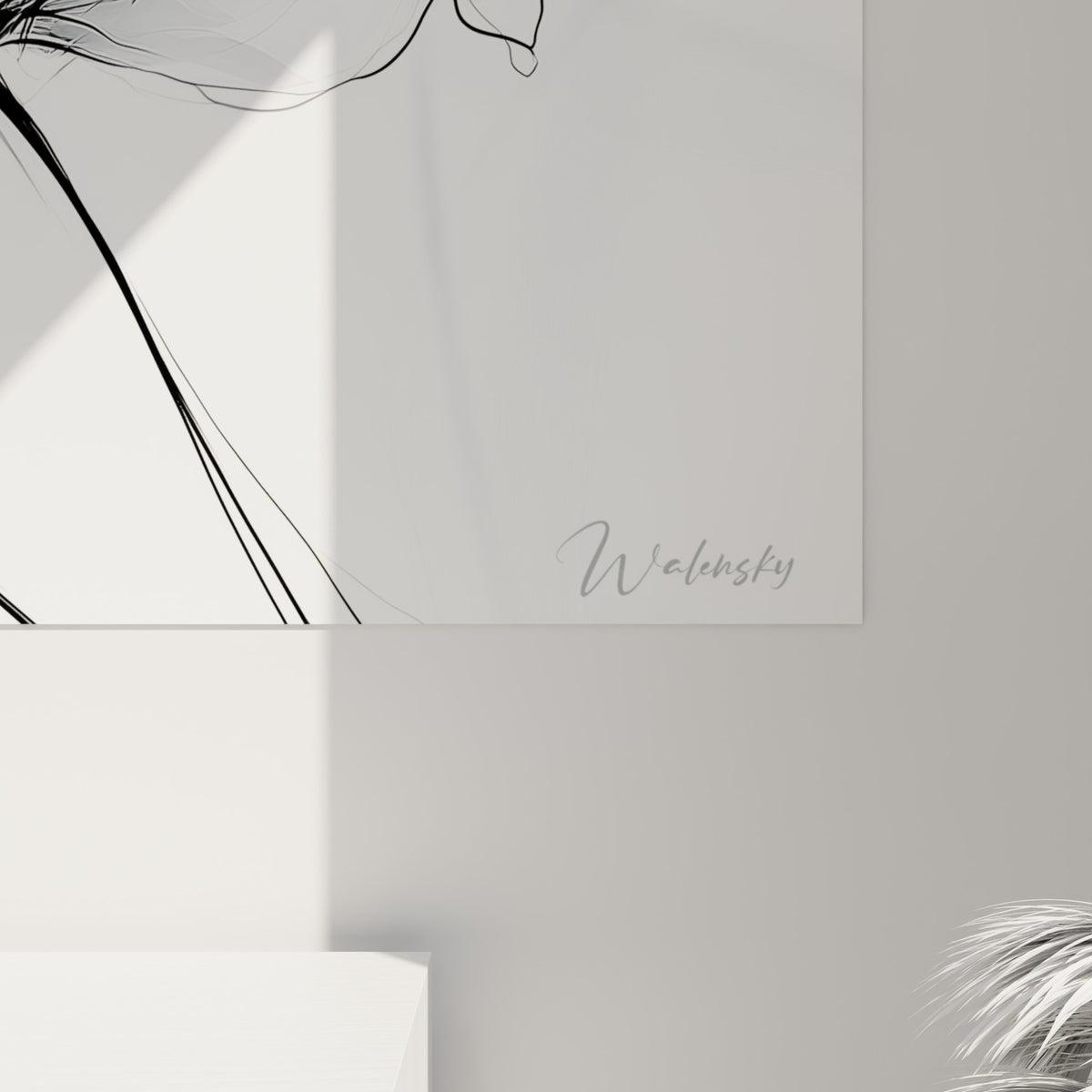 Détail des pétales filigranes rouge et gris où l'encre noire dessine des nervures fines et translucides