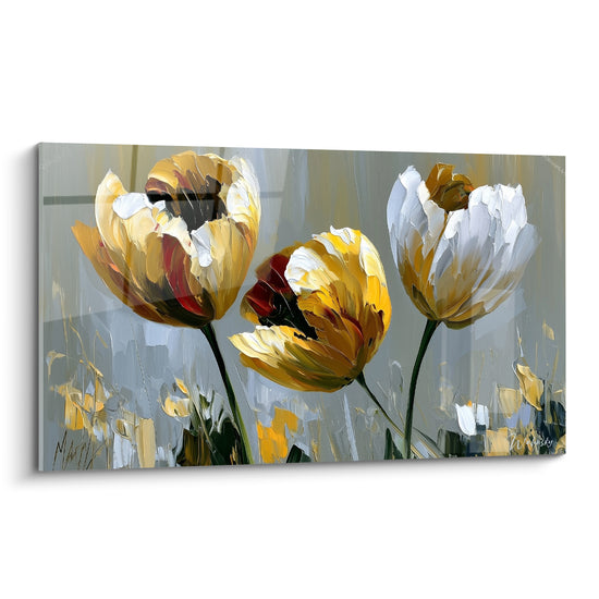 Trois tulipes dorées et blanches aux pétales texturés se déploient sur fond gris perle abstrait