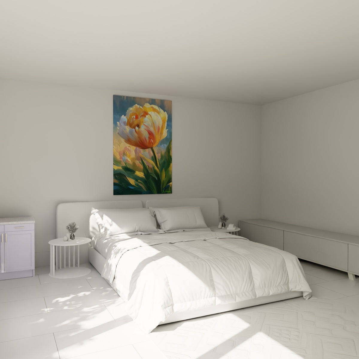 Fleur de tulipe dorée et corail peinte à l'empâtement, accrochée au-dessus d'un lit dans une chambre claire
