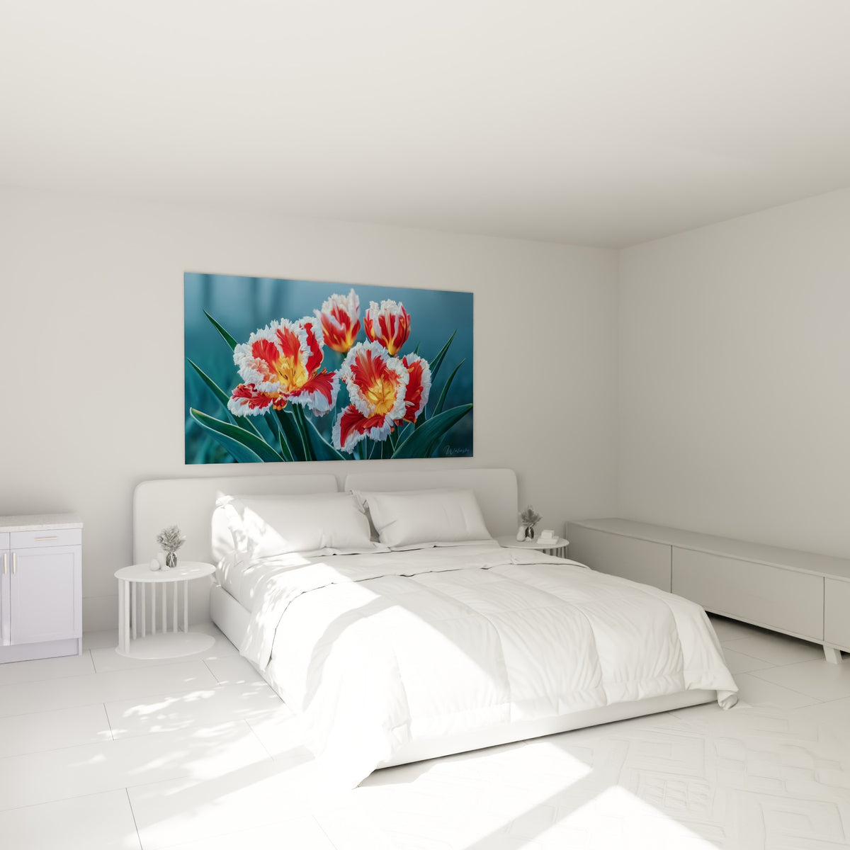 Tulipes écarlates au cœur doré et pétales frangés, accrochées au-dessus d'un lit dans une chambre claire