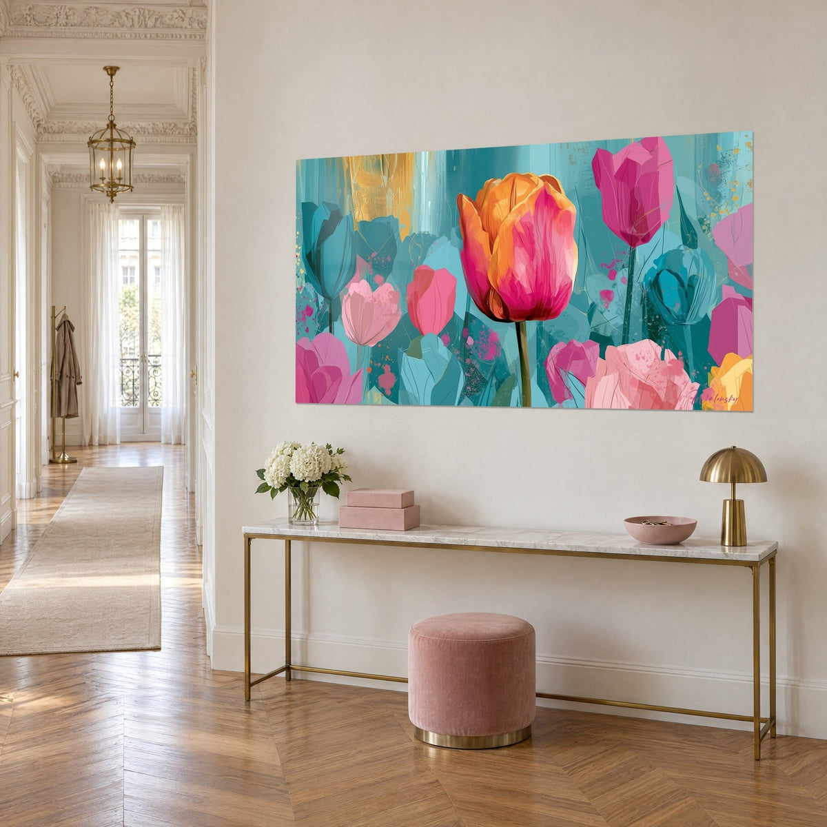 Tableau fleur aux pétales abricot et magenta, tiges vert olive, silhouettes bleu canard, sur un mur crème, couloir haussmannien