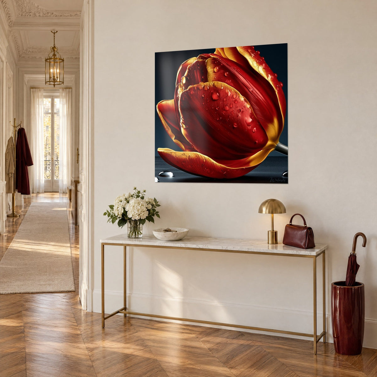Tableau fleur carmin cernée de jaune safran, gouttelettes brillantes sur fond bleu nuit, console dorée dans l'entrée haussmannienne